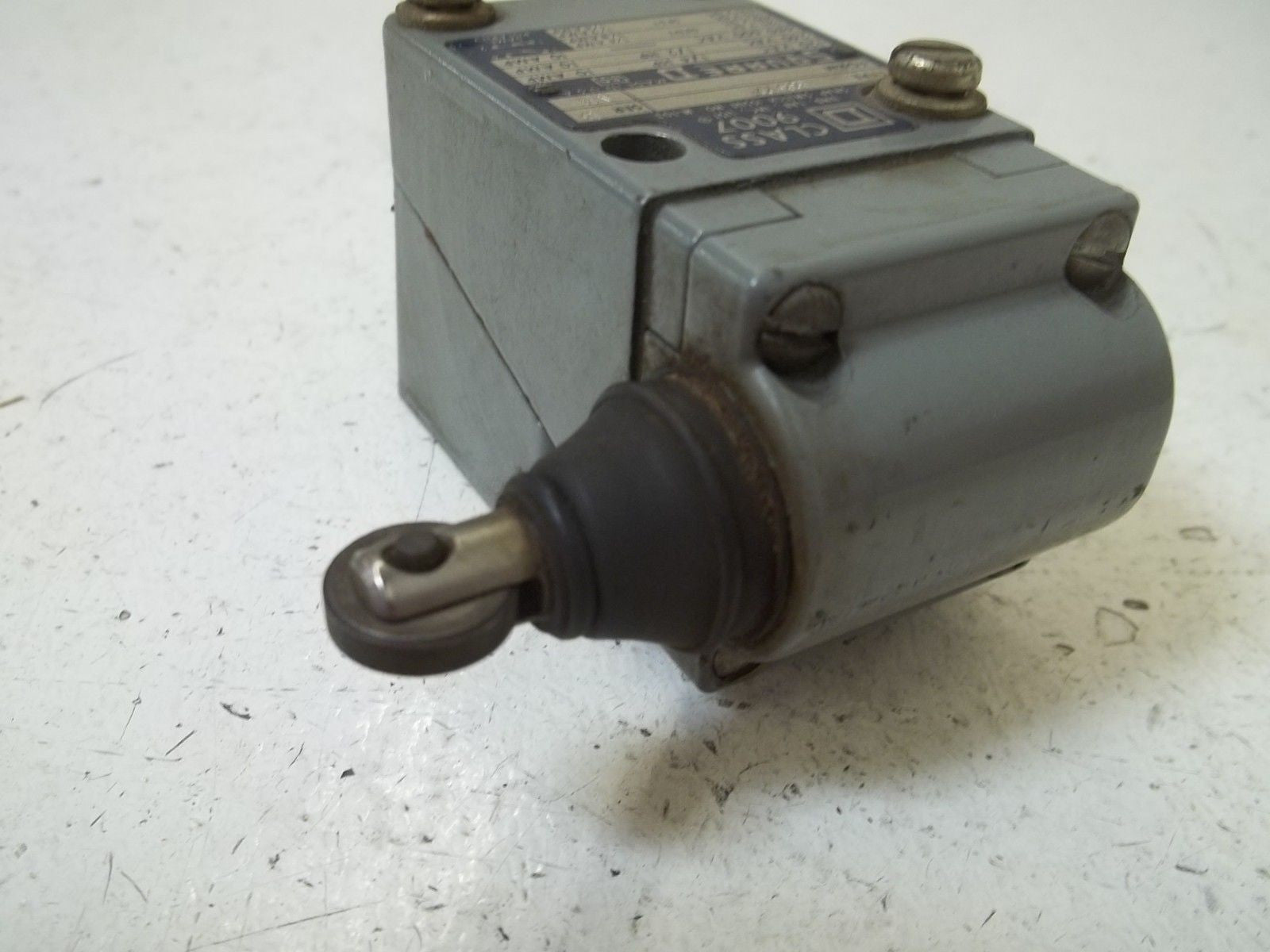 SQUARE D 9007-B52F SER.B LIMIT SWITCH *USED*