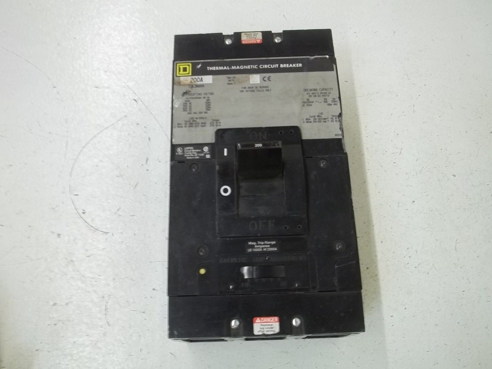 SQUARE D LAL36200 CIRCUIT BREAKER (DENT ON SIDE) *USED*