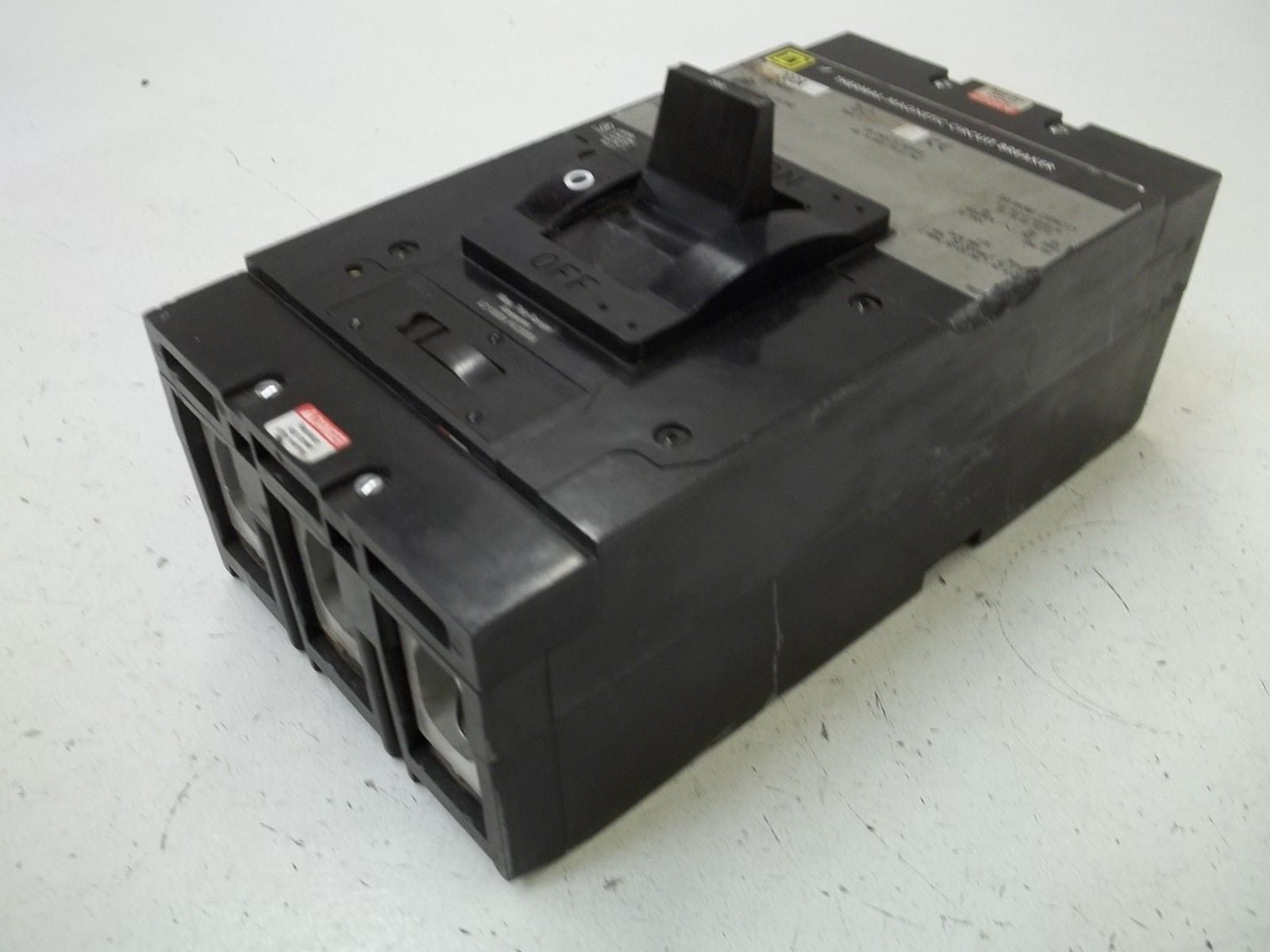 SQUARE D LAL36200 CIRCUIT BREAKER (DENT ON SIDE) *USED*