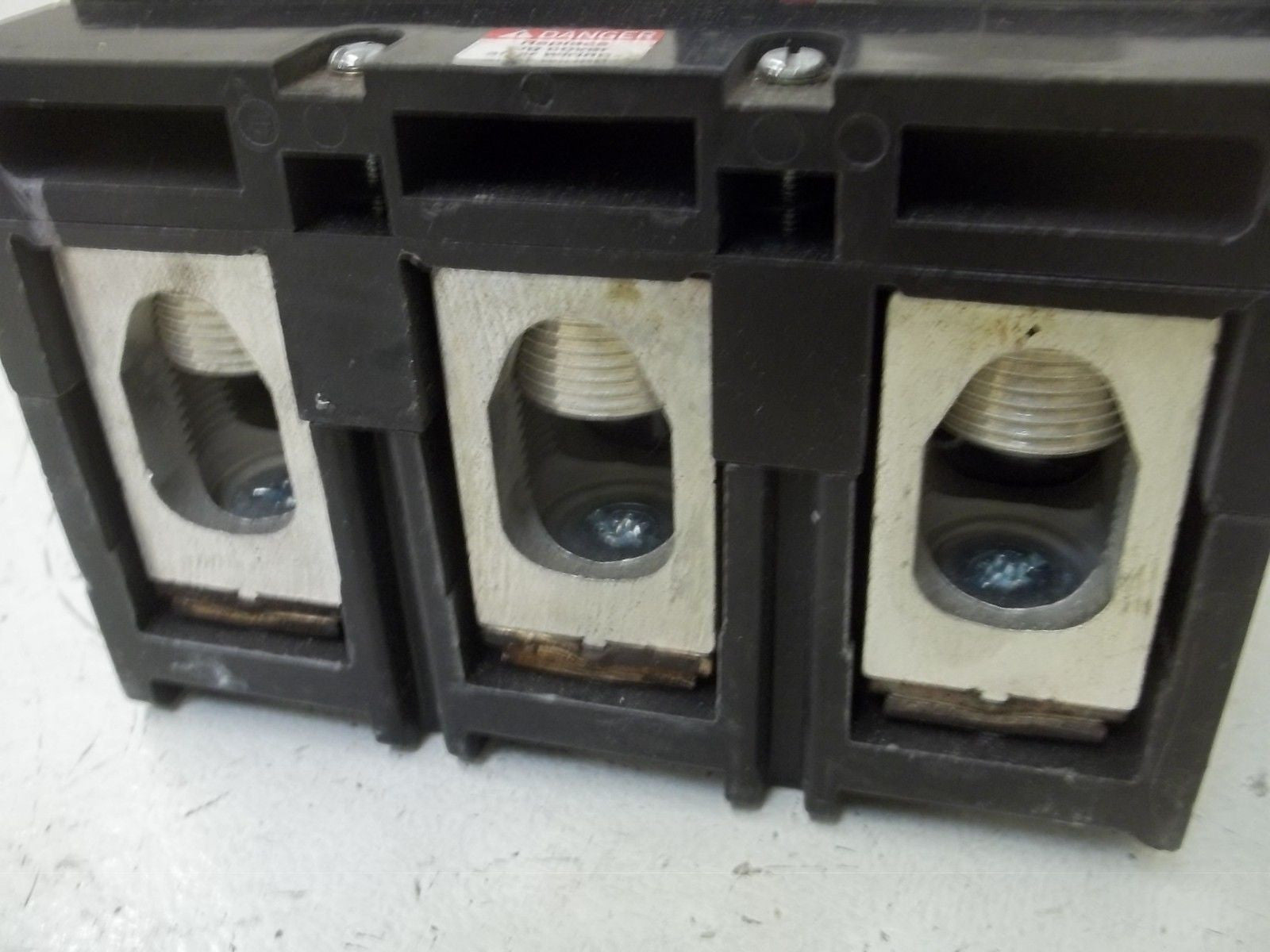 SQUARE D LAL36200 CIRCUIT BREAKER (DENT ON SIDE) *USED*