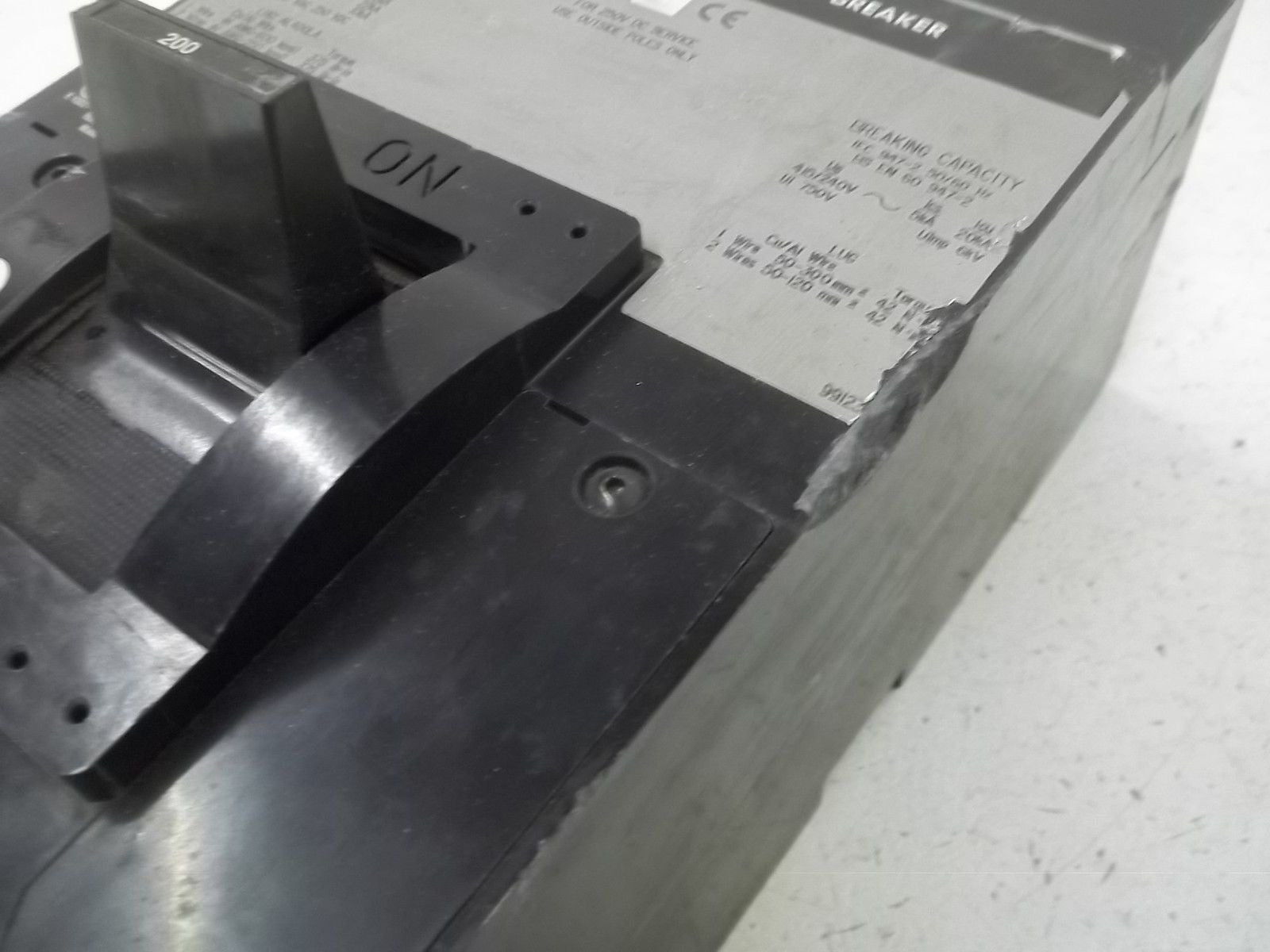 SQUARE D LAL36200 CIRCUIT BREAKER (DENT ON SIDE) *USED*