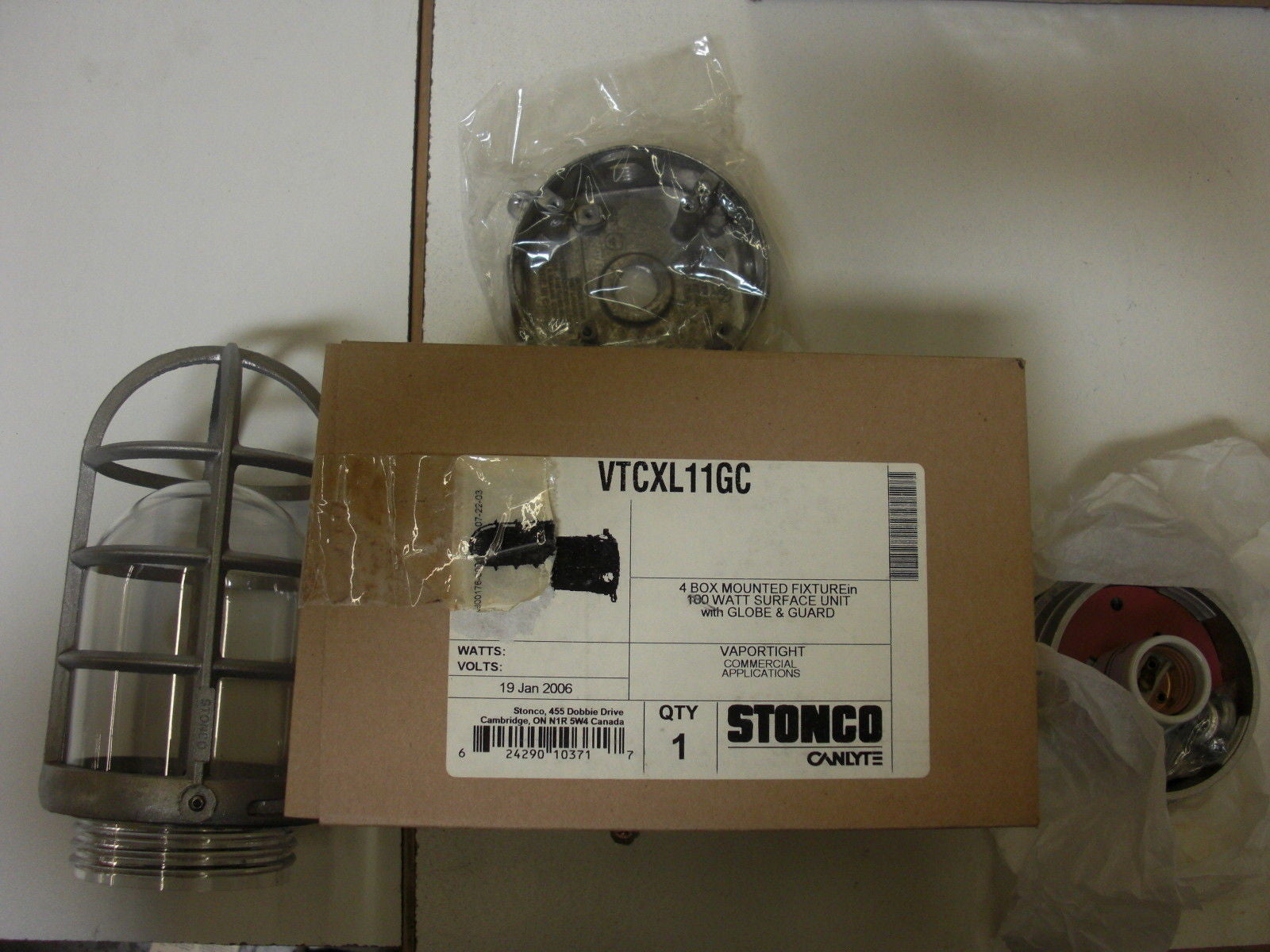 STONCO VTCXL11GC 100 WATT SURFACE UNIT W/ GLOBE AND GUARD  *NEW IN BOX*