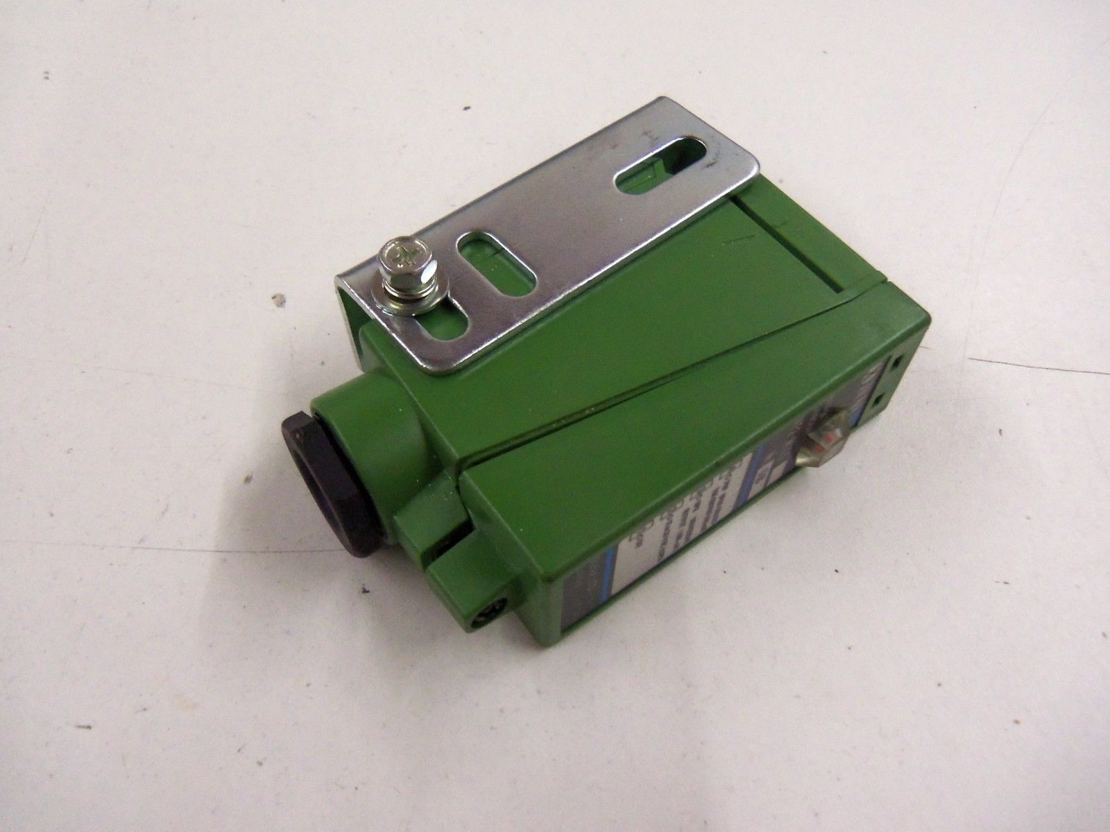 SUNX  VF2-M10D *NEW NO BOX*