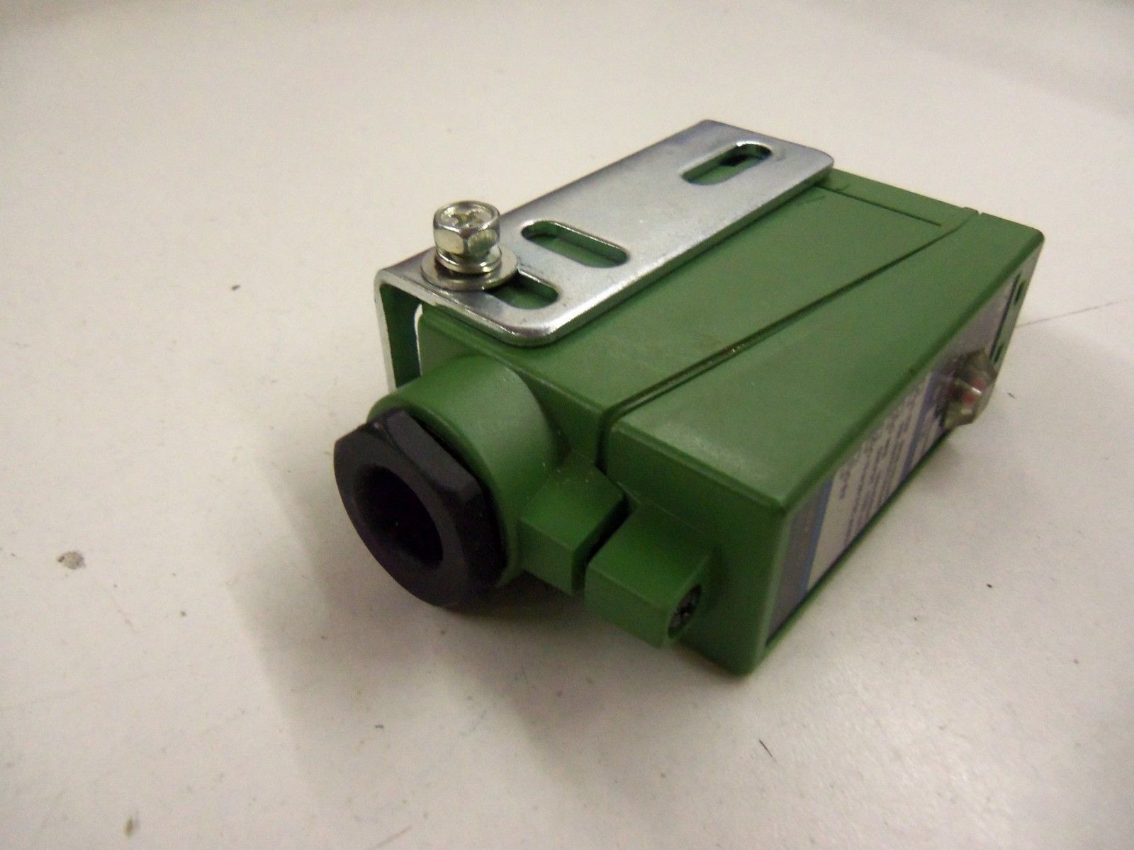 SUNX  VF2-M10D *NEW NO BOX*