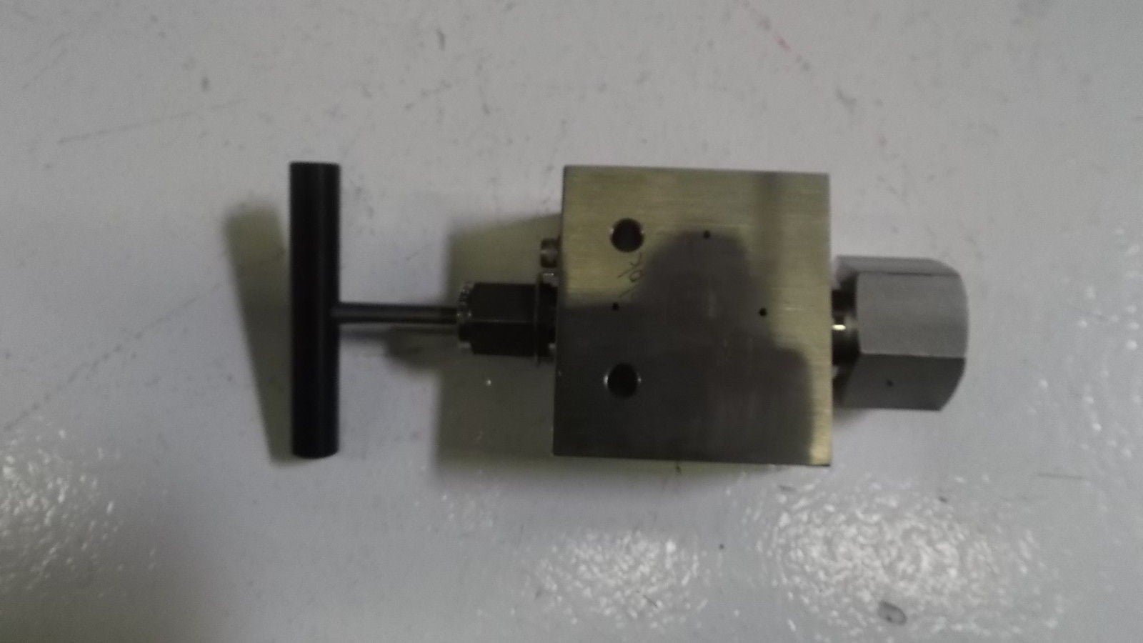 SWAGELOK ANGLE NEEDLE VALVE SS-945-FPAR *USED*