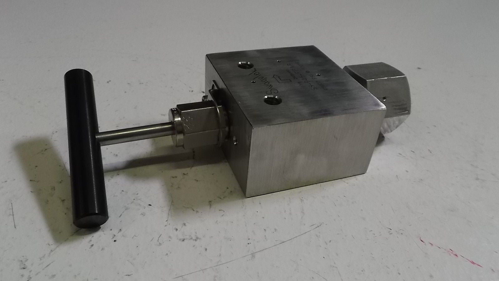 SWAGELOK ANGLE NEEDLE VALVE SS-945-FPAR *USED*