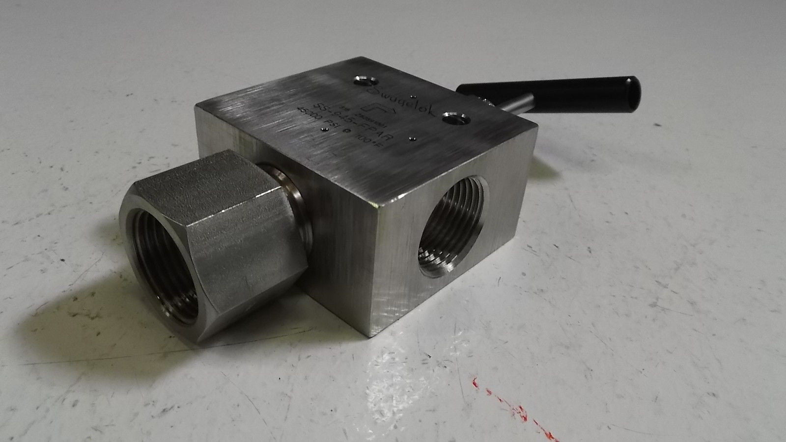 SWAGELOK ANGLE NEEDLE VALVE SS-945-FPAR *USED*