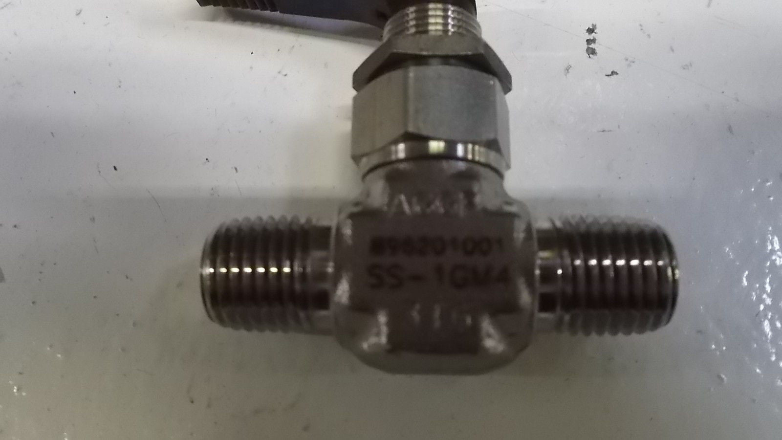 SWAGERLOK BALL VALVE 896201001 SS-1GM4 *USED*