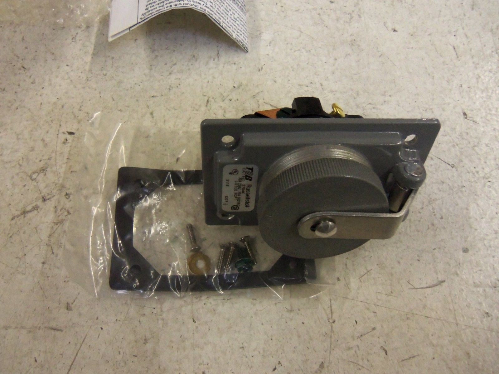 THOMAS & BETTS RUSSELLSTOLL 3754X RECEPTACLE LESS BOX *NEW IN BOX*