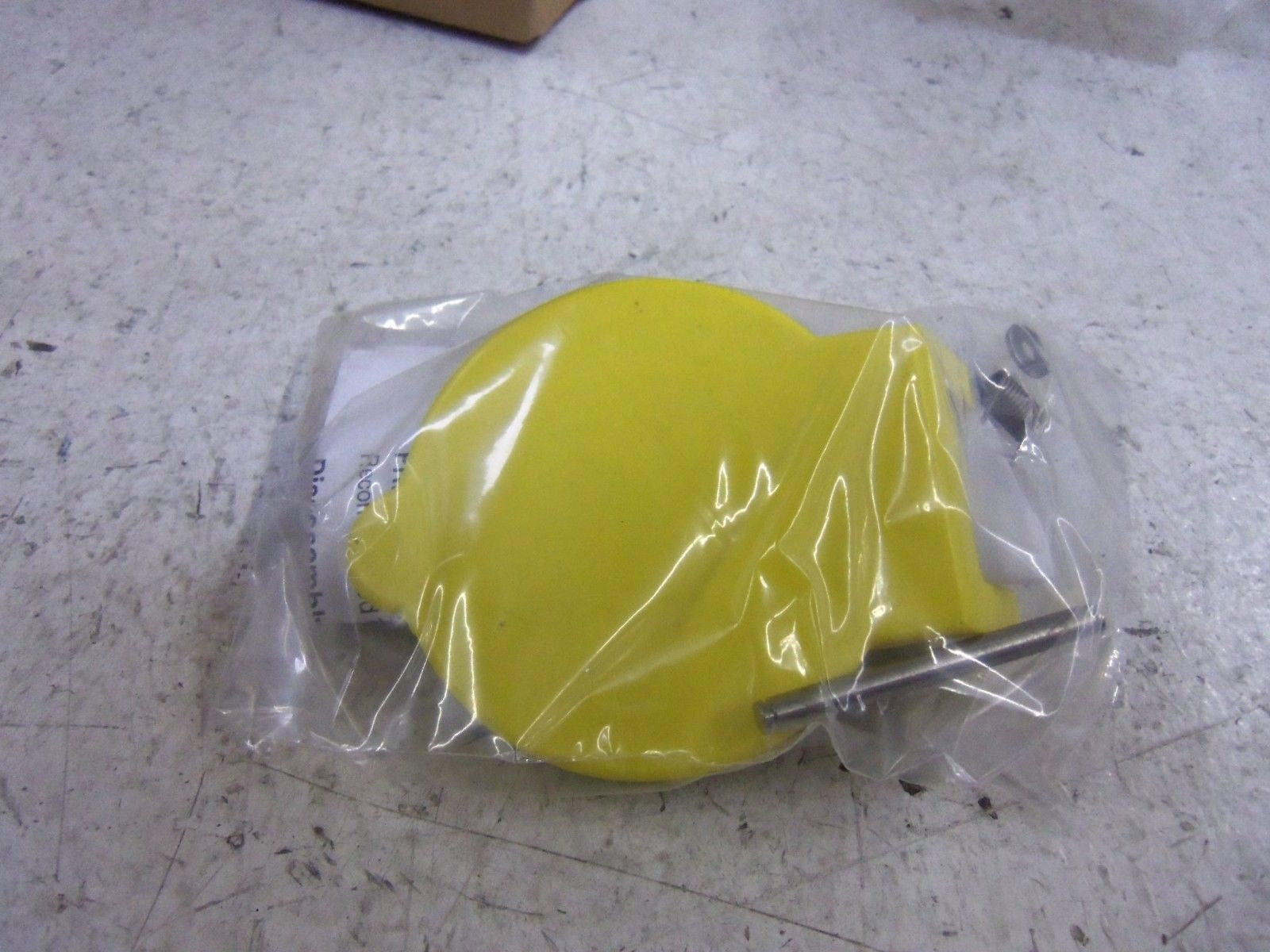 THOMAS & BETTS RUSSELLSTOLL 7X3RCF REPLACEMENT FLAP CAP *NEW IN BOX*