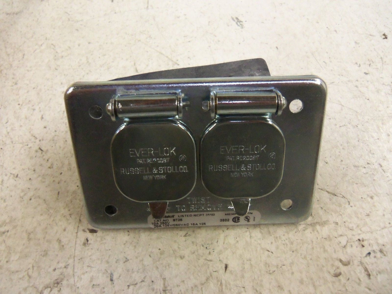 THOMAS & BETTS 8735 RECEPTACLE *NEW IN BOX*