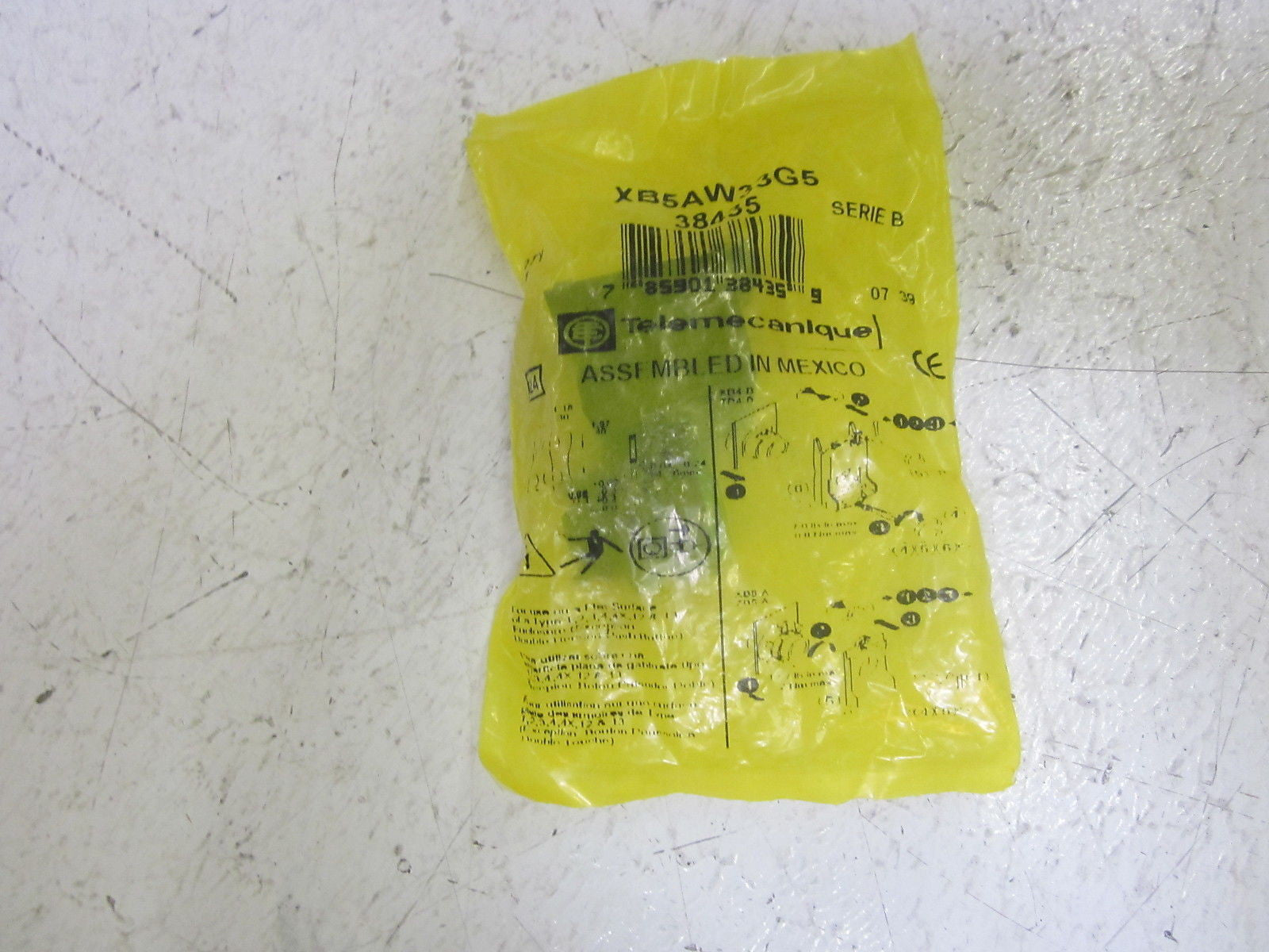TELEMECANIQUE XB5AW33G5 GREEN PUSHBUTTON 240VAC *NEW IN A FACTORY BAG*