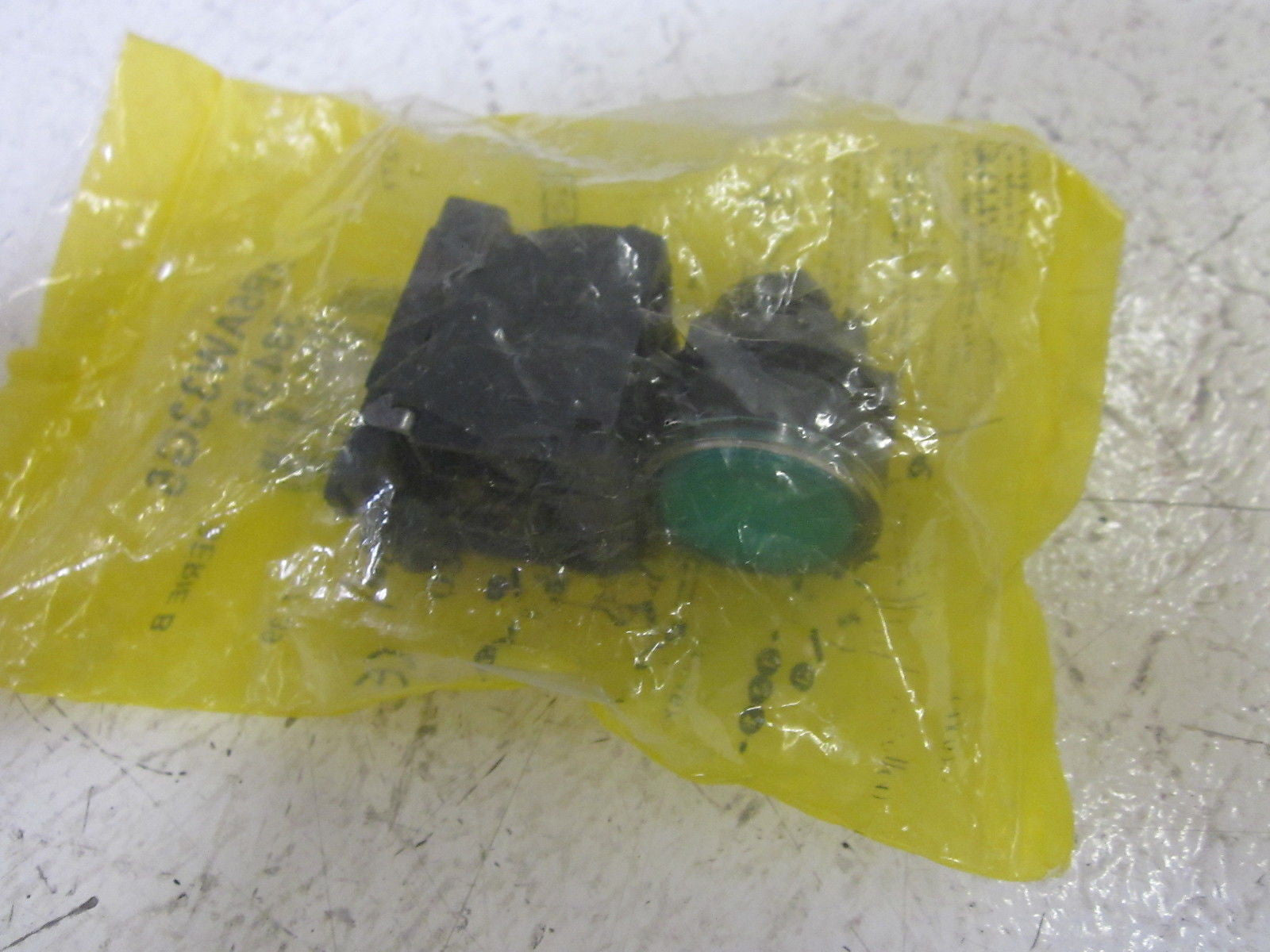 TELEMECANIQUE XB5AW33G5 GREEN PUSHBUTTON 240VAC *NEW IN A FACTORY BAG*