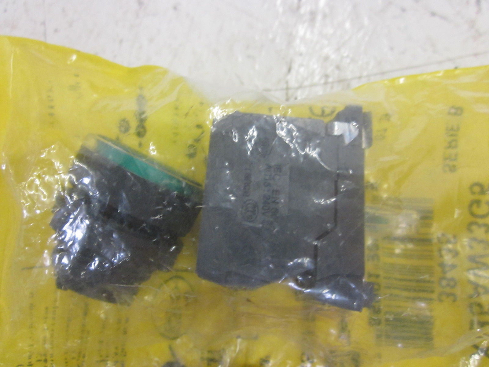 TELEMECANIQUE XB5AW33G5 GREEN PUSHBUTTON 240VAC *NEW IN A FACTORY BAG*