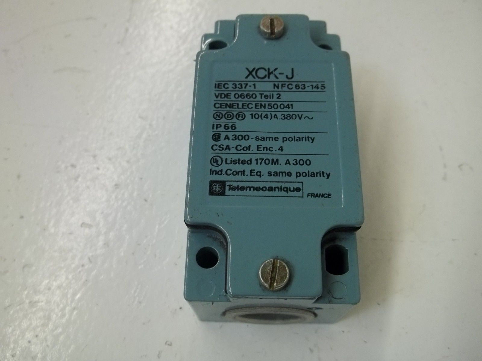 TELEMECANIQUE XCK-J1 LIMIT SWITCH BODY *USED*