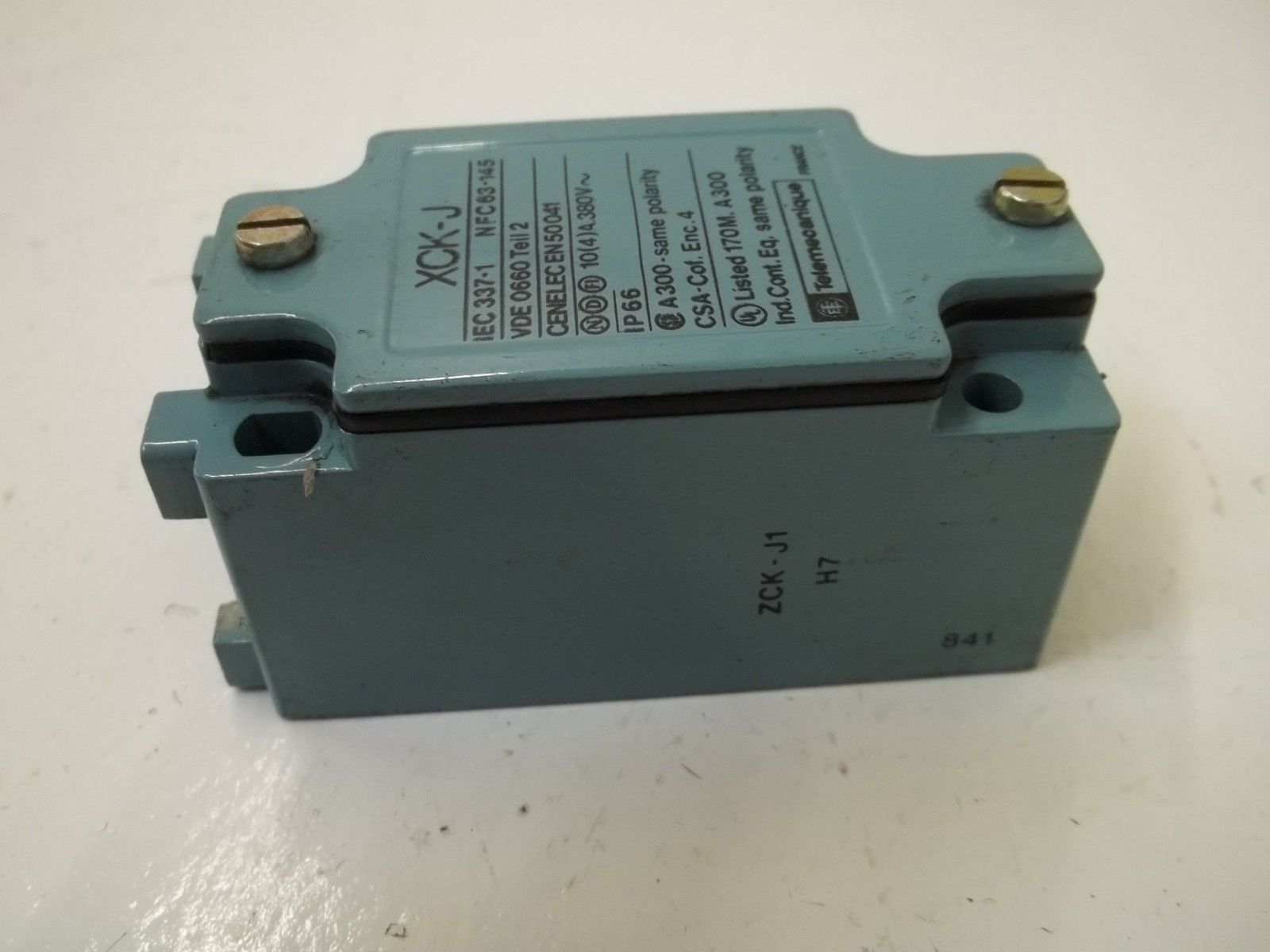 TELEMECANIQUE XCK-J1 LIMIT SWITCH BODY *USED*