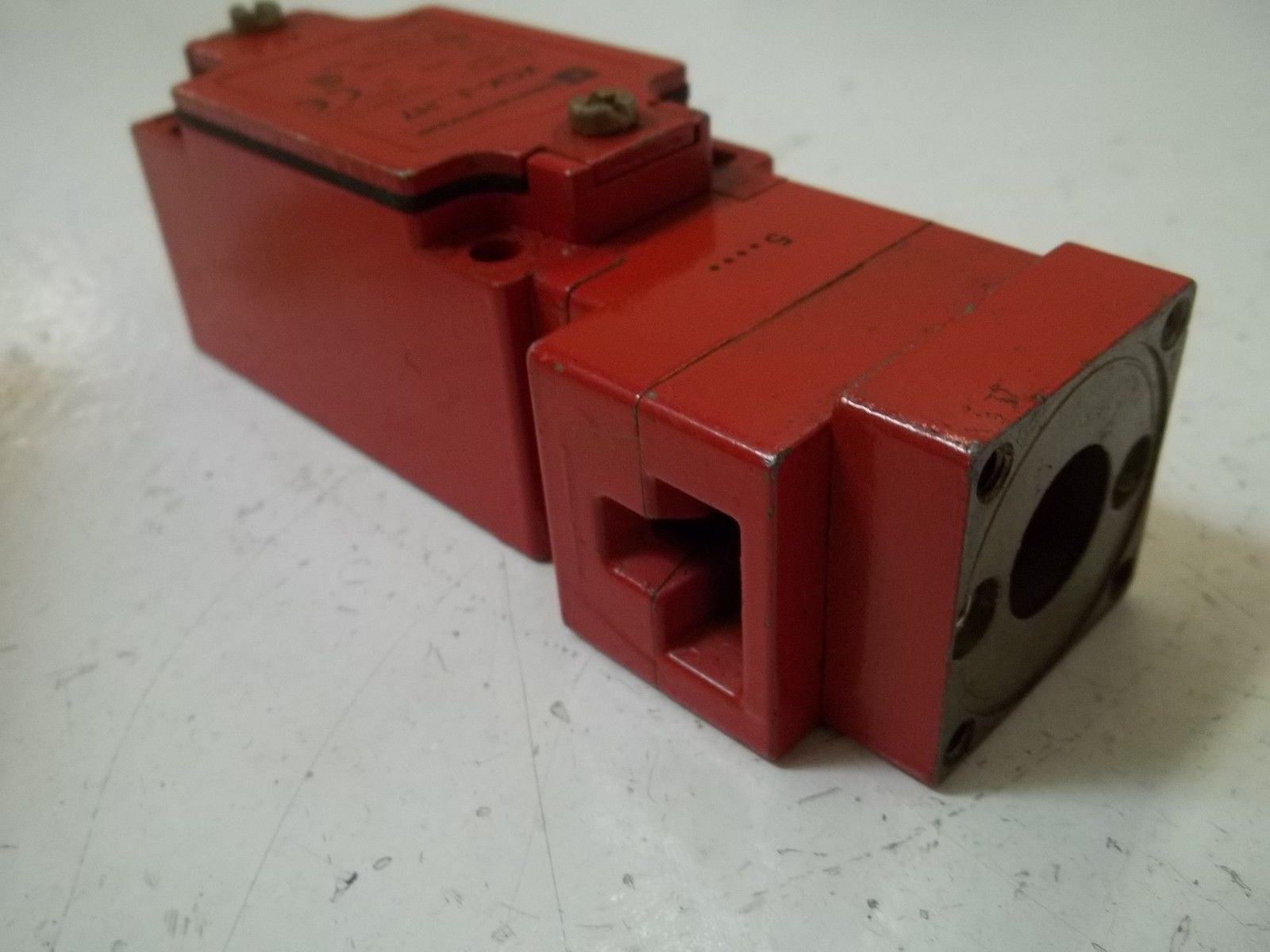 TELEMECANIQUE XCK-J...H7 *USED*