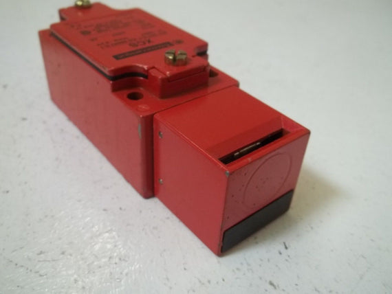 TELEMECANIQUE XCS-A703 SAFETY LIMIT SWITCH *USED*