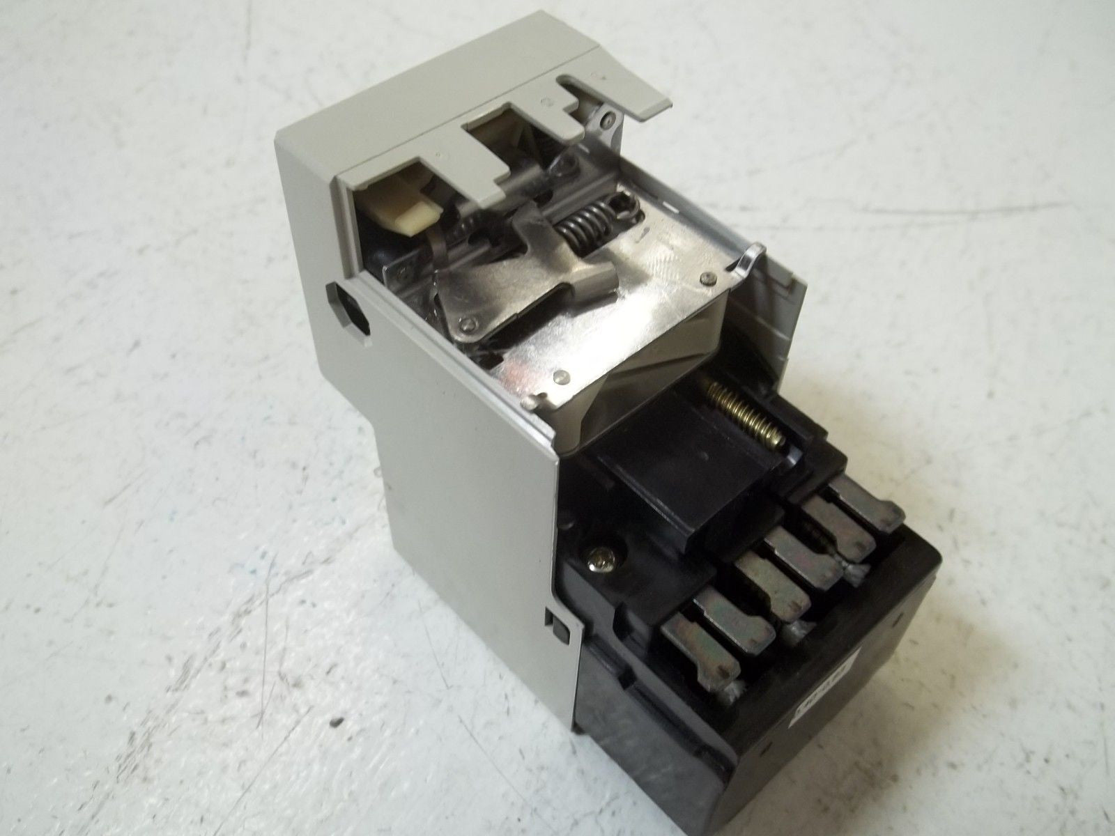TELLEMECANIQUE LB1LB03P04 *NEW NO BOX*