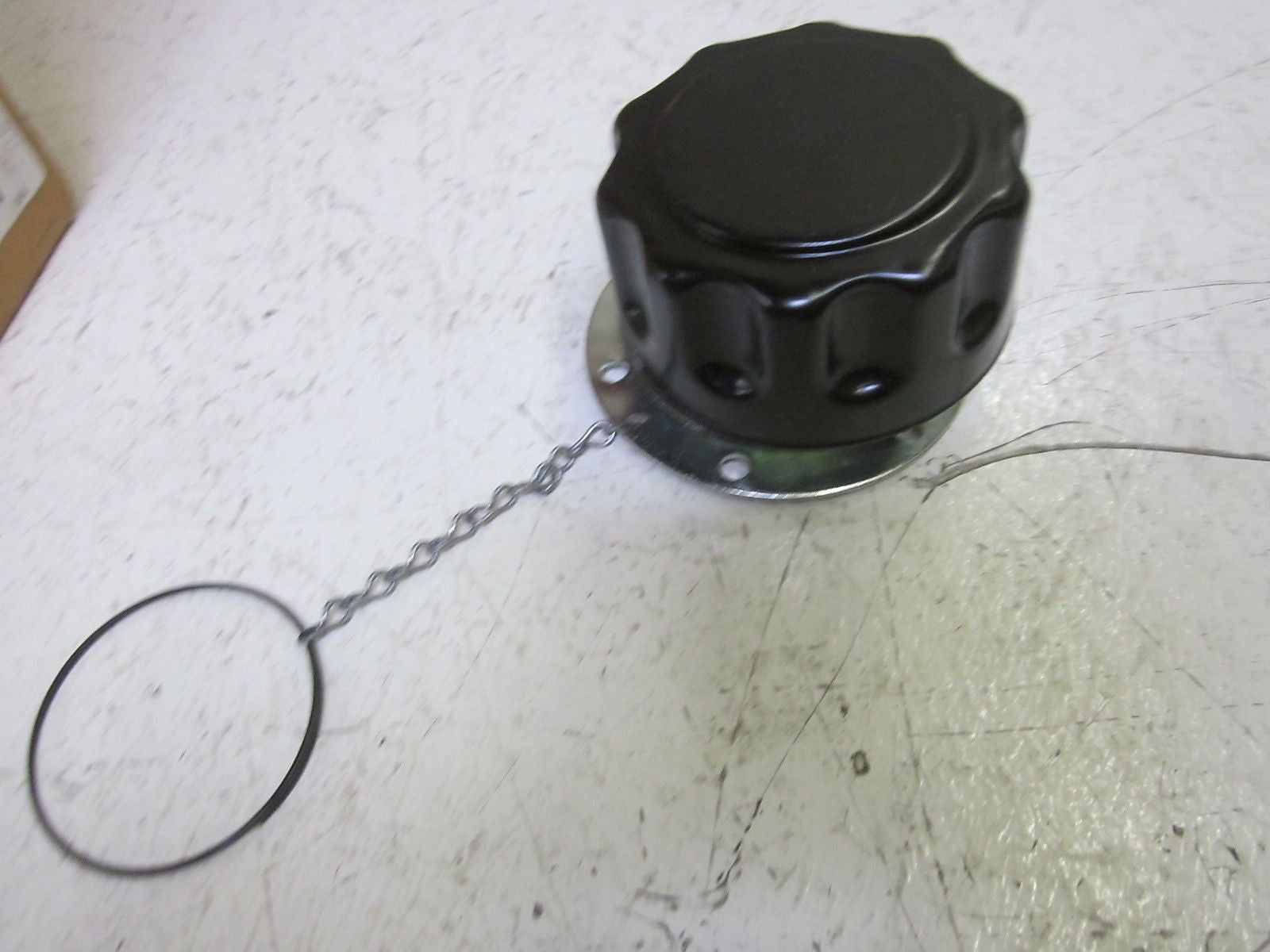 TENNANT COMPANY PARTS 34306 CAP, BREATEHR, HYD, W/ BASKET *NEW IN BOX*