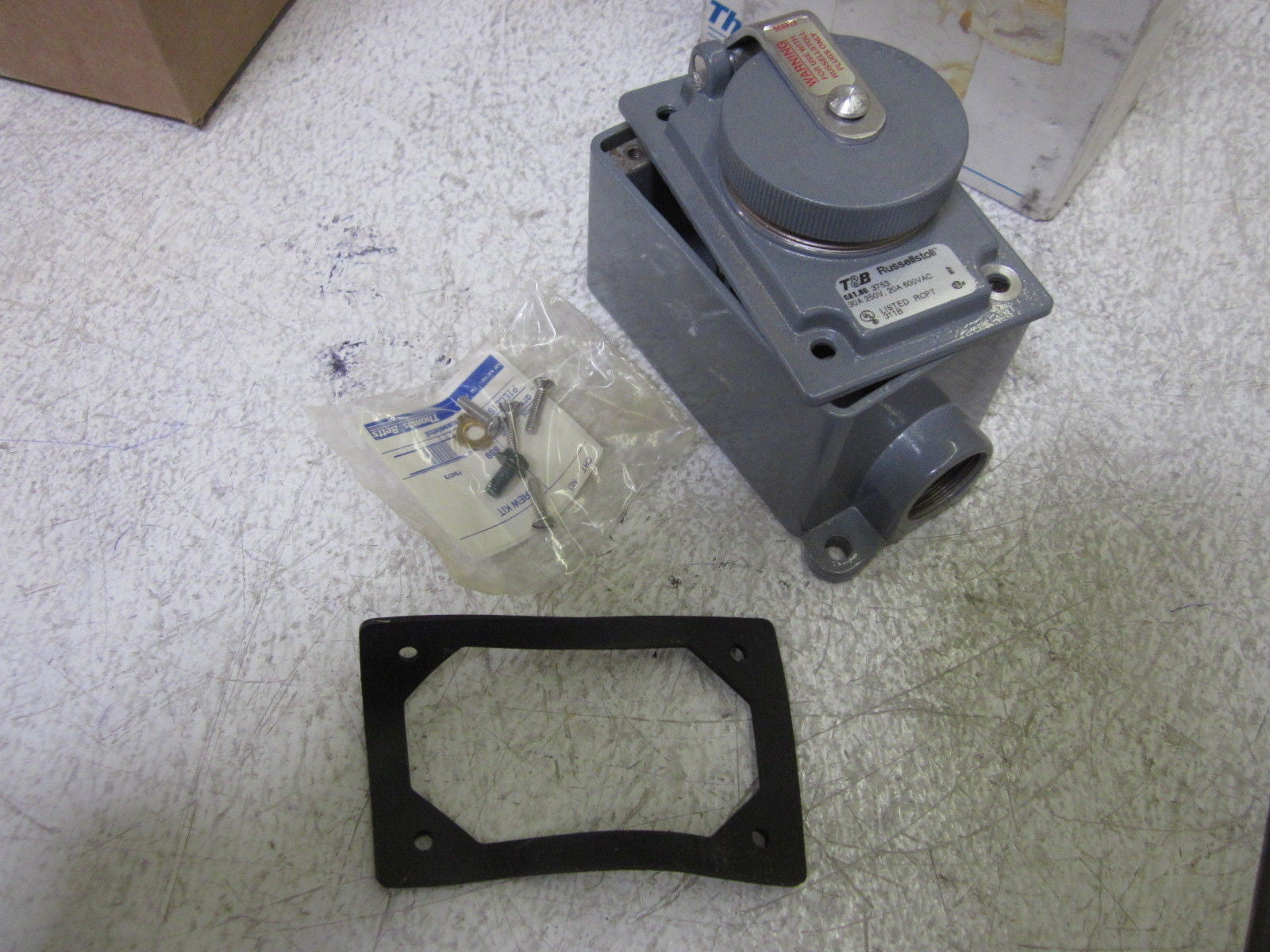 THOMAS & BETTS 3753 RECEPTACLE 250V 30A *NEW IN BOX*
