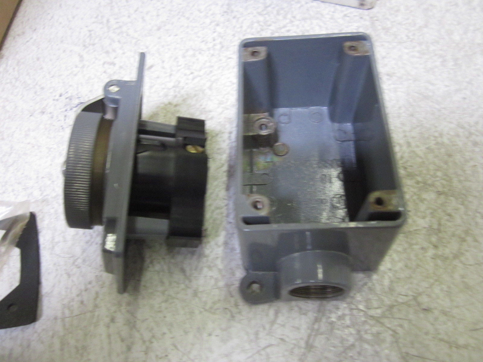 THOMAS & BETTS 3753 RECEPTACLE 250V 30A *NEW IN BOX*