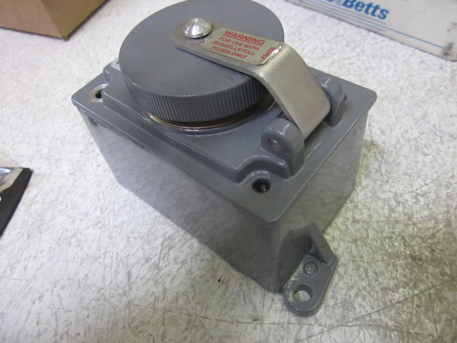 THOMAS & BETTS 3753 RECEPTACLE 250V 30A *NEW IN BOX*