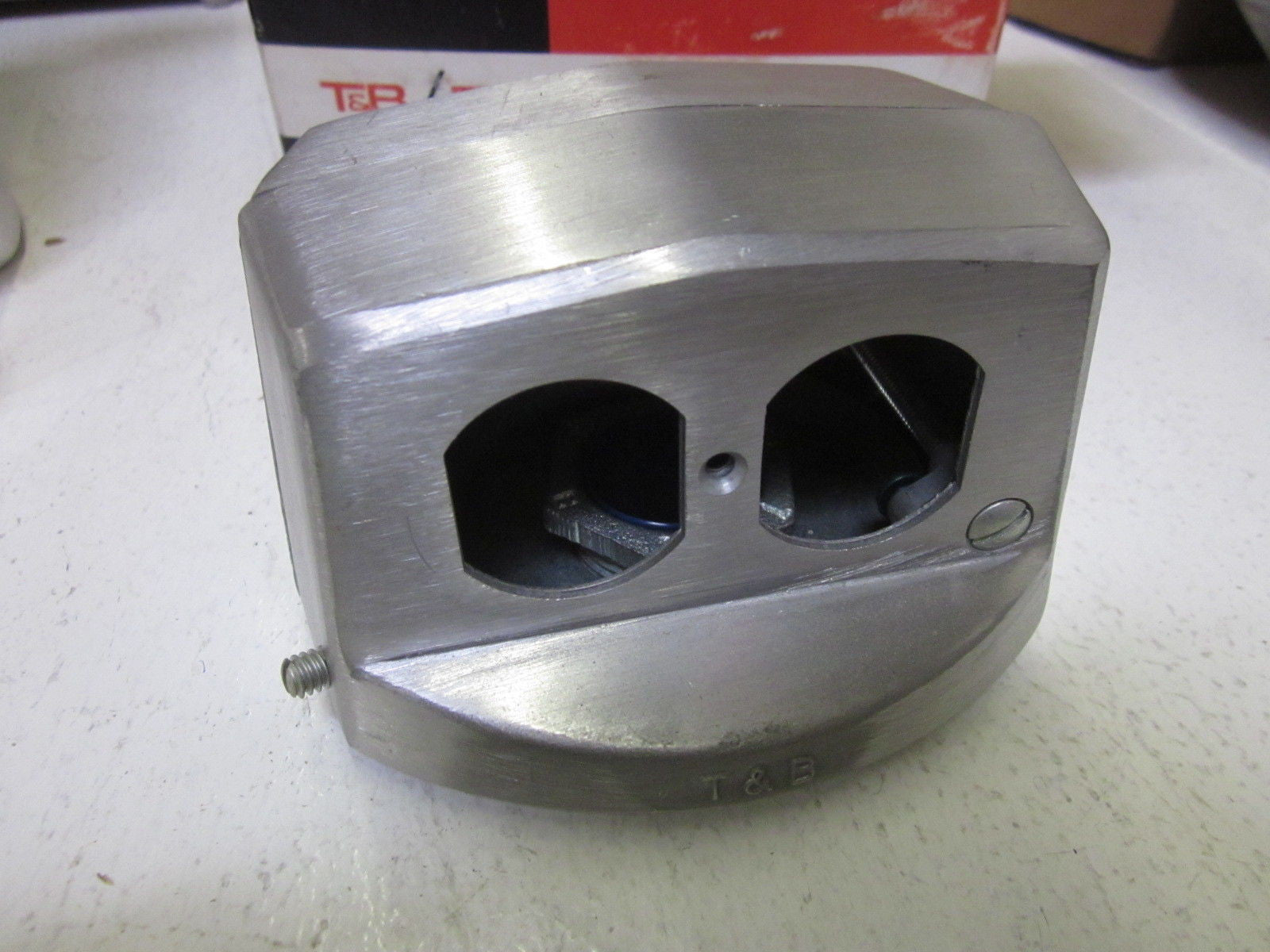THOMAS & BETTS 78-6210-01853 SINGLE FLOOR OUTLET *NEW IN BOX*