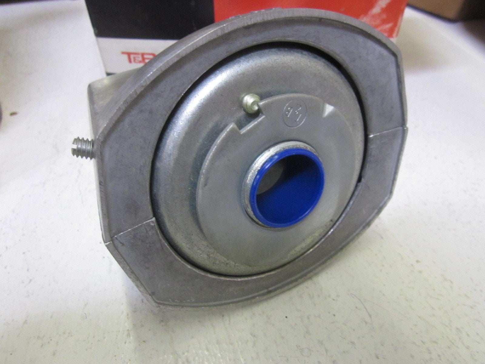 THOMAS & BETTS 78-6210-01853 SINGLE FLOOR OUTLET *NEW IN BOX*