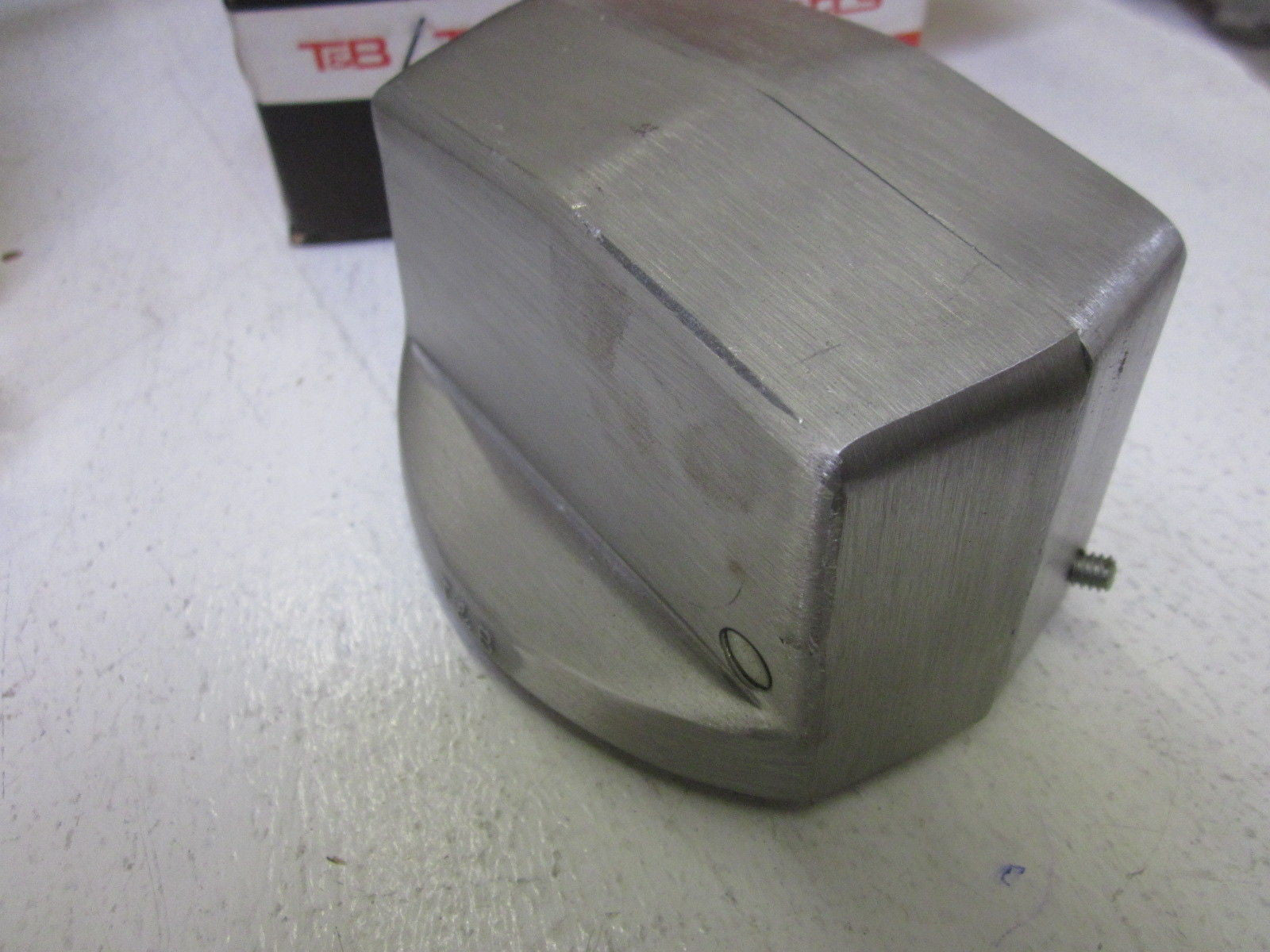 THOMAS & BETTS 78-6210-01853 SINGLE FLOOR OUTLET *NEW IN BOX*
