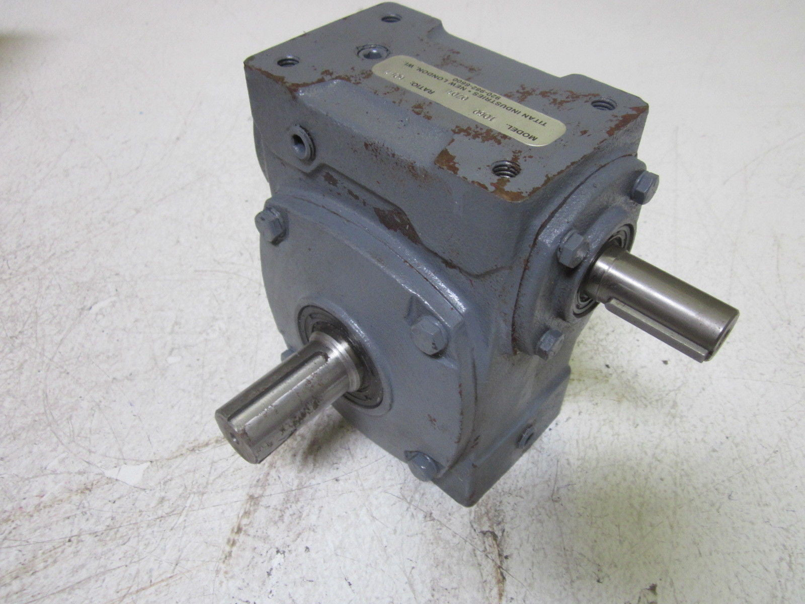 TITAN INDUSTRIAL I060 GEAR REDUCER *USED*