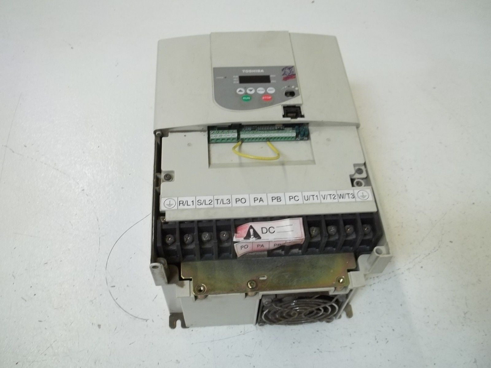 TOSHIBA VFS9-4075PL-WN (1) TRANSISTOR INVERTER (AS PICTURED-MISSING TOP)*USED*