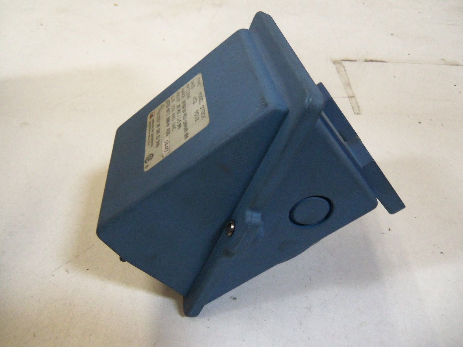 UE CONTROLS CO. PRESSURE SWITCH J400-452-9518 *NEW NO BOX*
