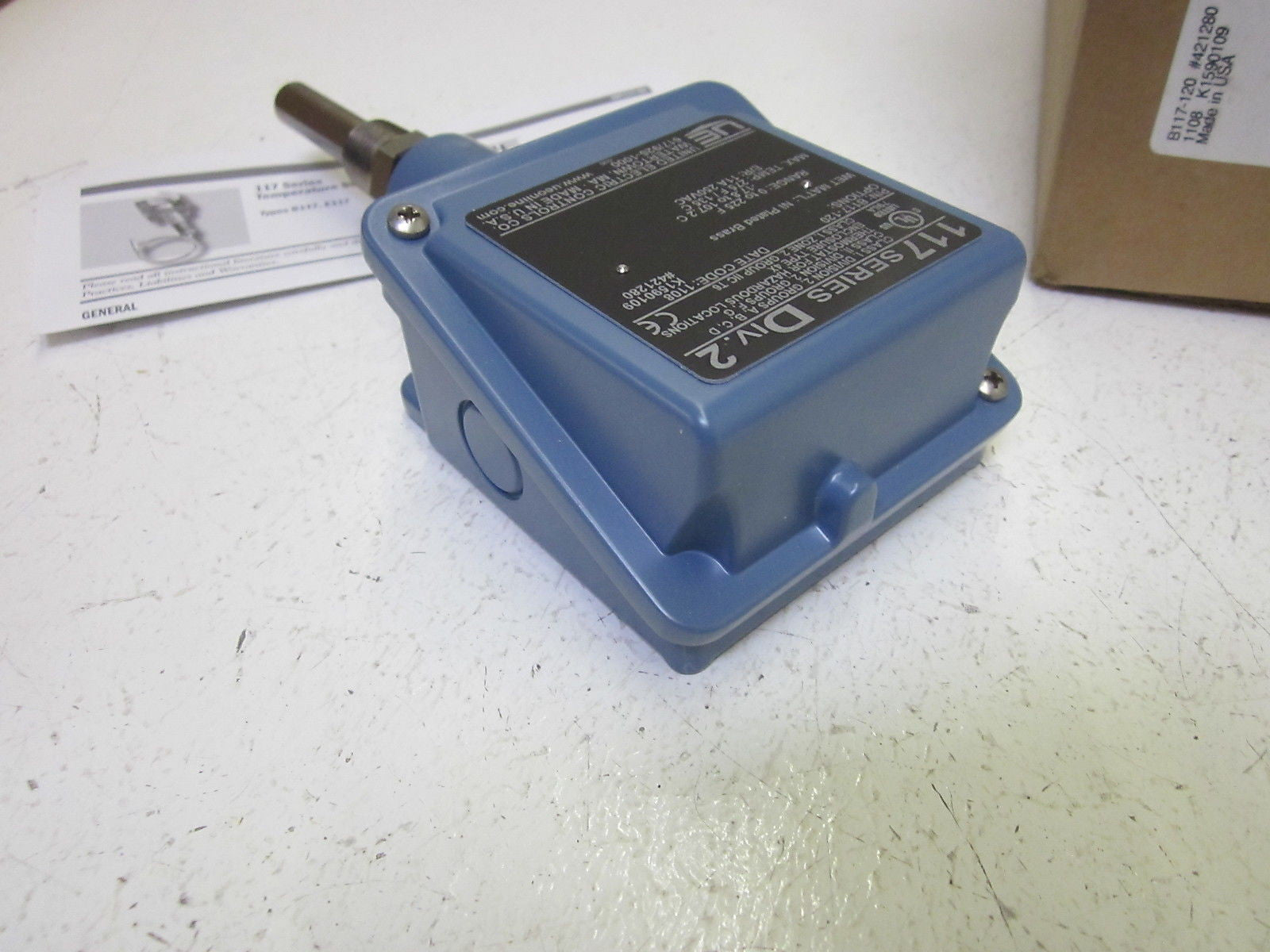 UNITED ELECTRIC B117-120 TEMPERATURE CONTROL  0-225 F *NEW IN BOX*