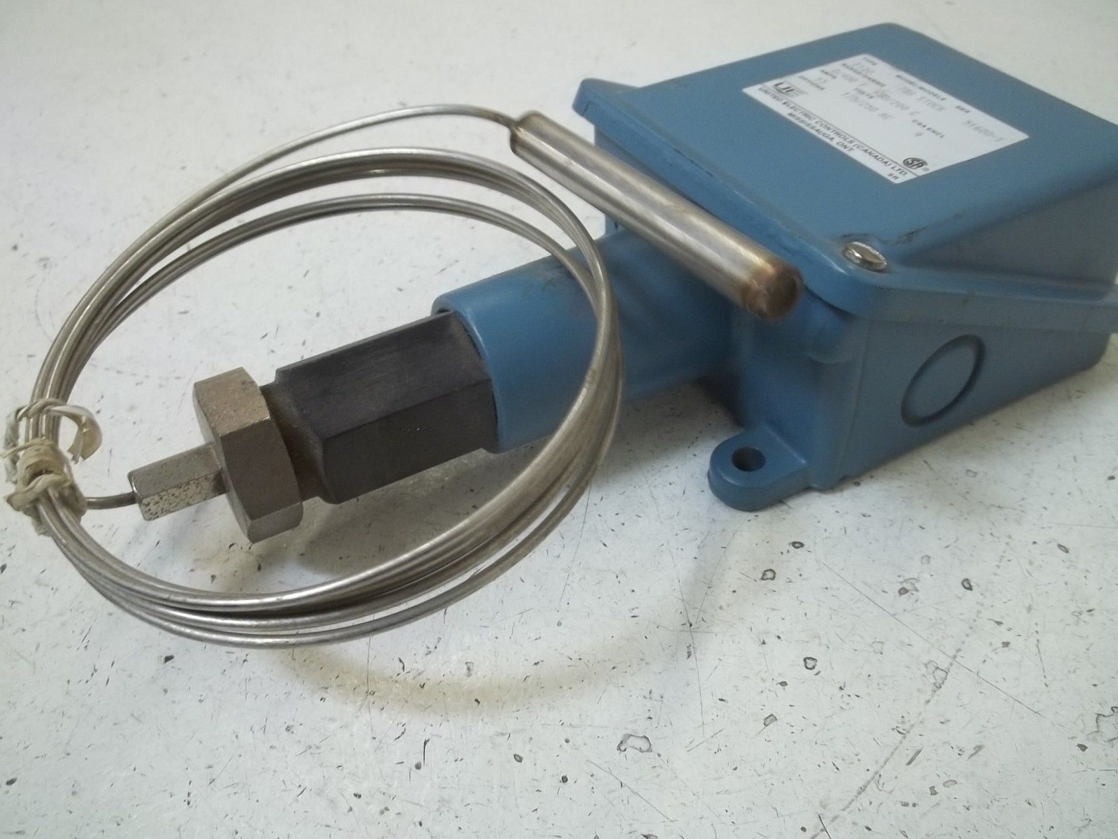 UNITED ELECTRIC F100-7BS TEMPERATURE SWITCH *NEW NO BOX*