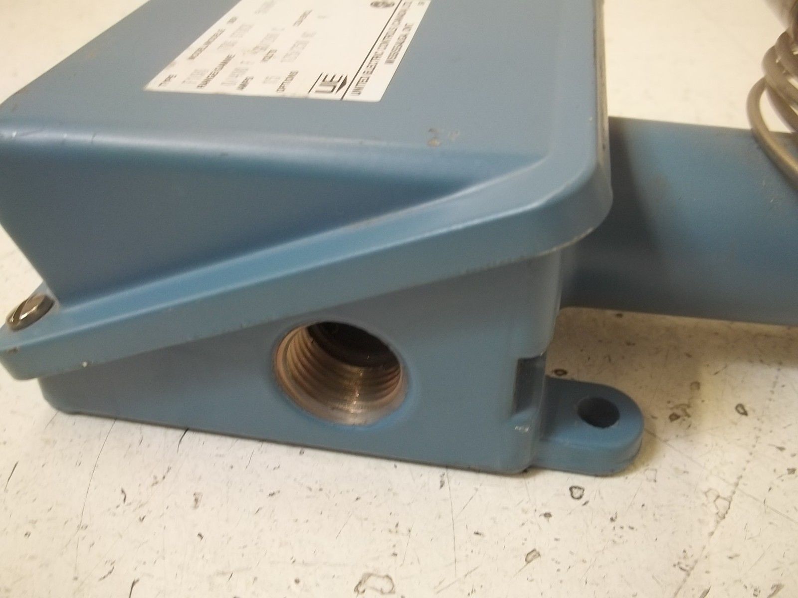 UNITED ELECTRIC F100-7BS TEMPERATURE SWITCH *NEW NO BOX*