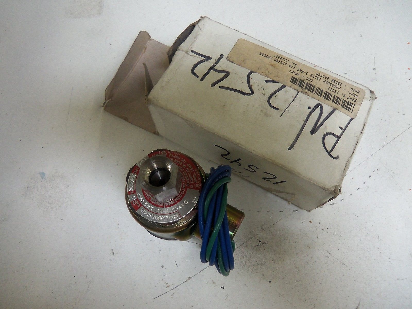 VERSA ESM-3302-44-H-XX-A120 THREE WAY DIRECTIONAL VALVE *NEW IN BOX*