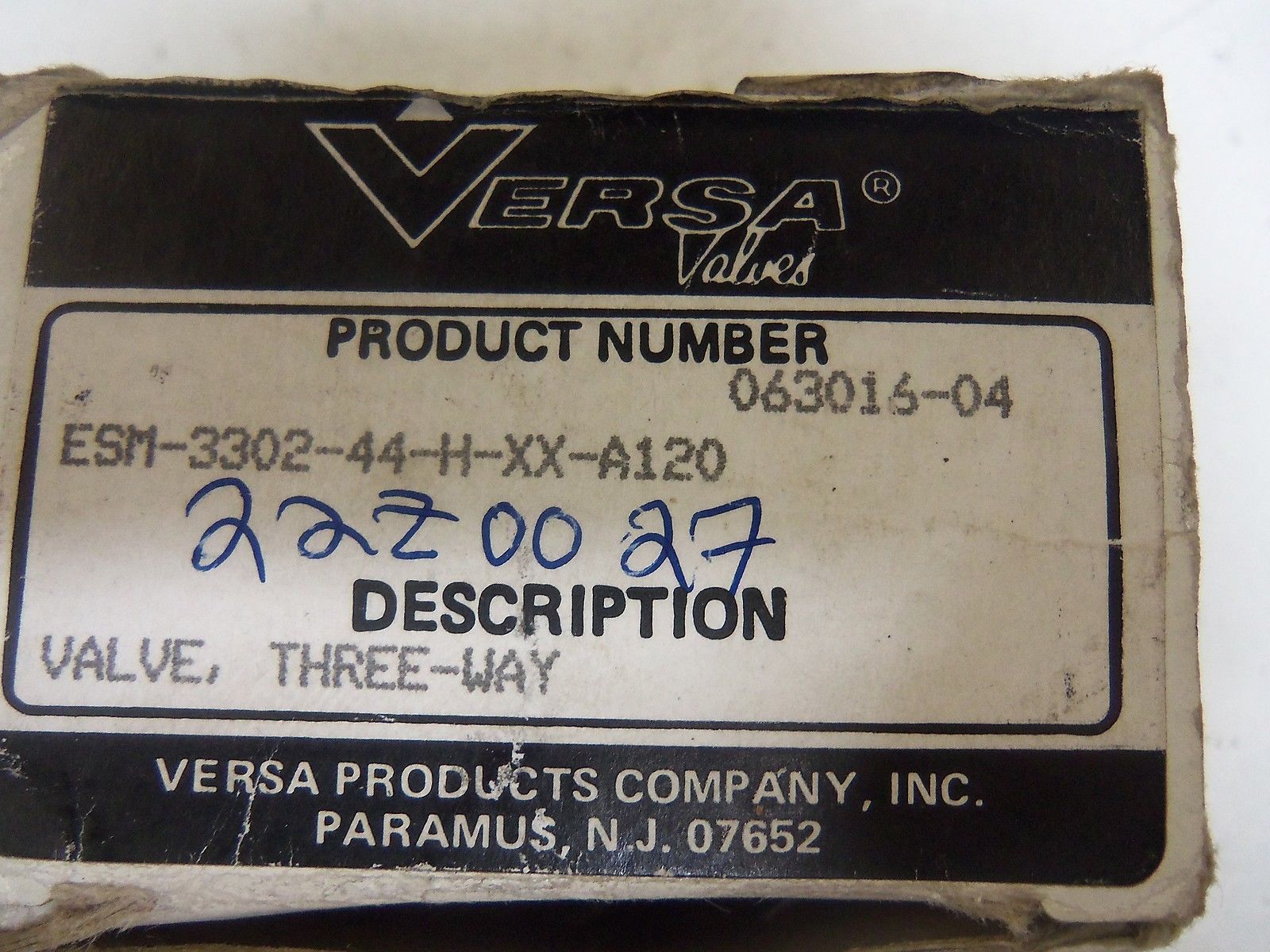 VERSA ESM-3302-44-H-XX-A120 THREE WAY DIRECTIONAL VALVE *NEW IN BOX*