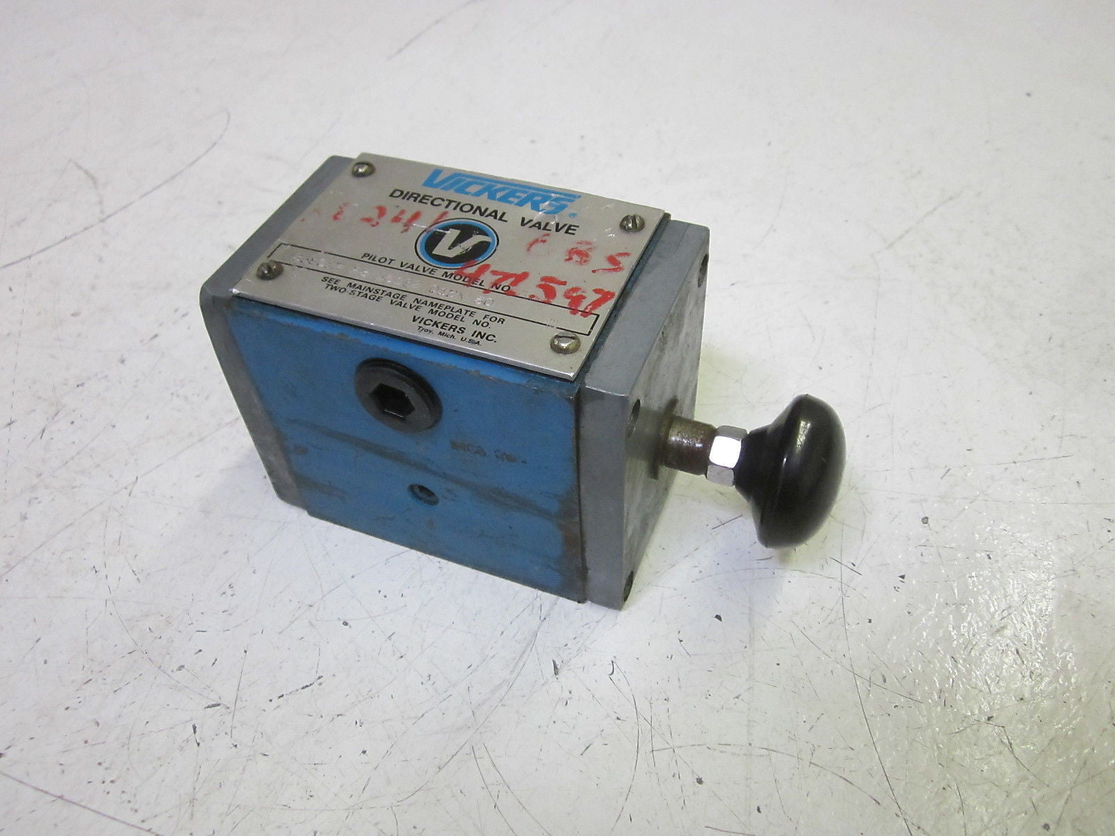 VICKERS 358017 F3 DG1S2 012N 50 DIRECTIONAL VALVE *USED*