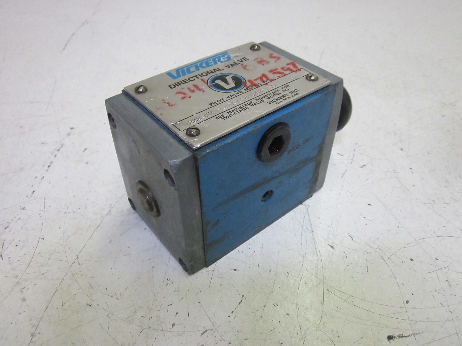 VICKERS 358017 F3 DG1S2 012N 50 DIRECTIONAL VALVE *USED*