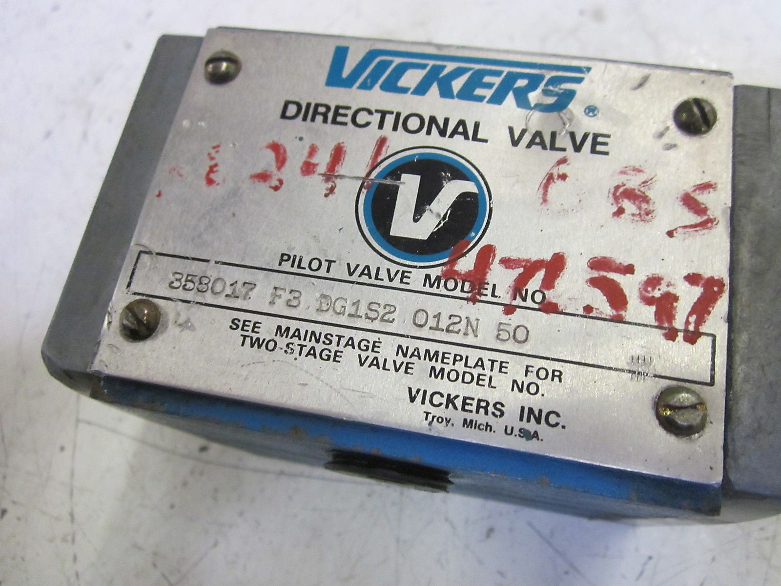 VICKERS 358017 F3 DG1S2 012N 50 DIRECTIONAL VALVE *USED*