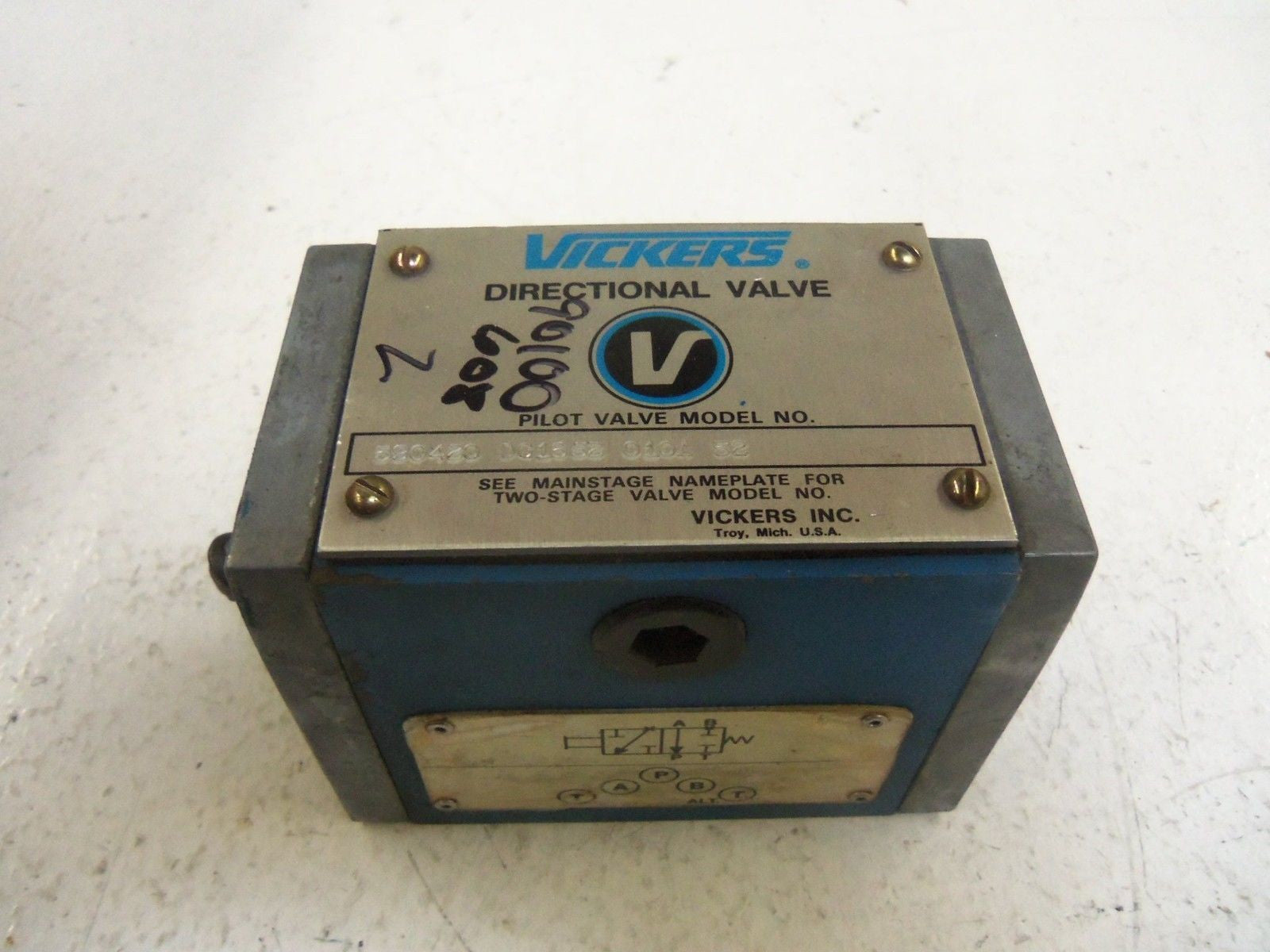 VICKERS 590420 DG16S2 010A 52 *USED*