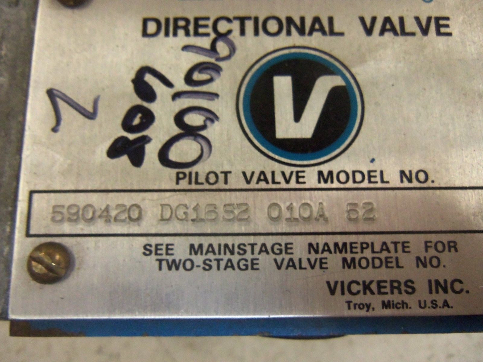 VICKERS 590420 DG16S2 010A 52 *USED*