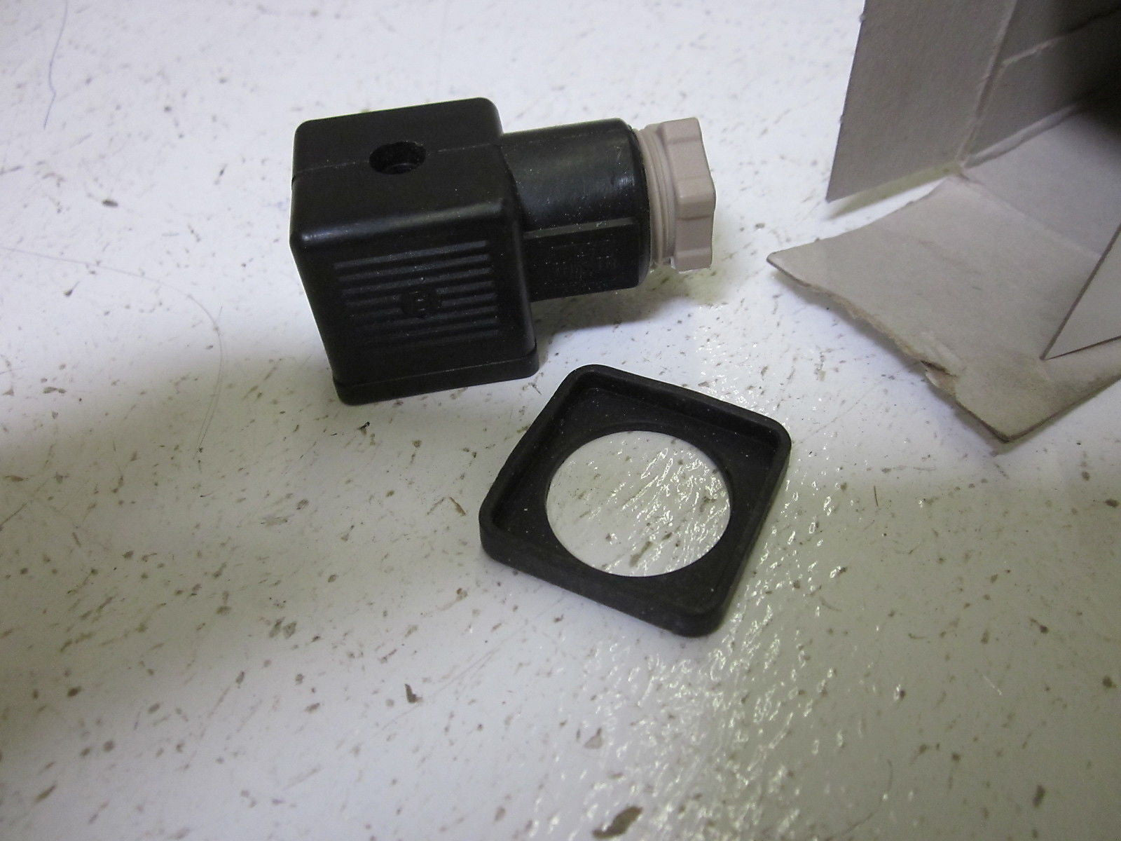 VICKERS 710775  RECEPTACLE *NEW IN BOX*