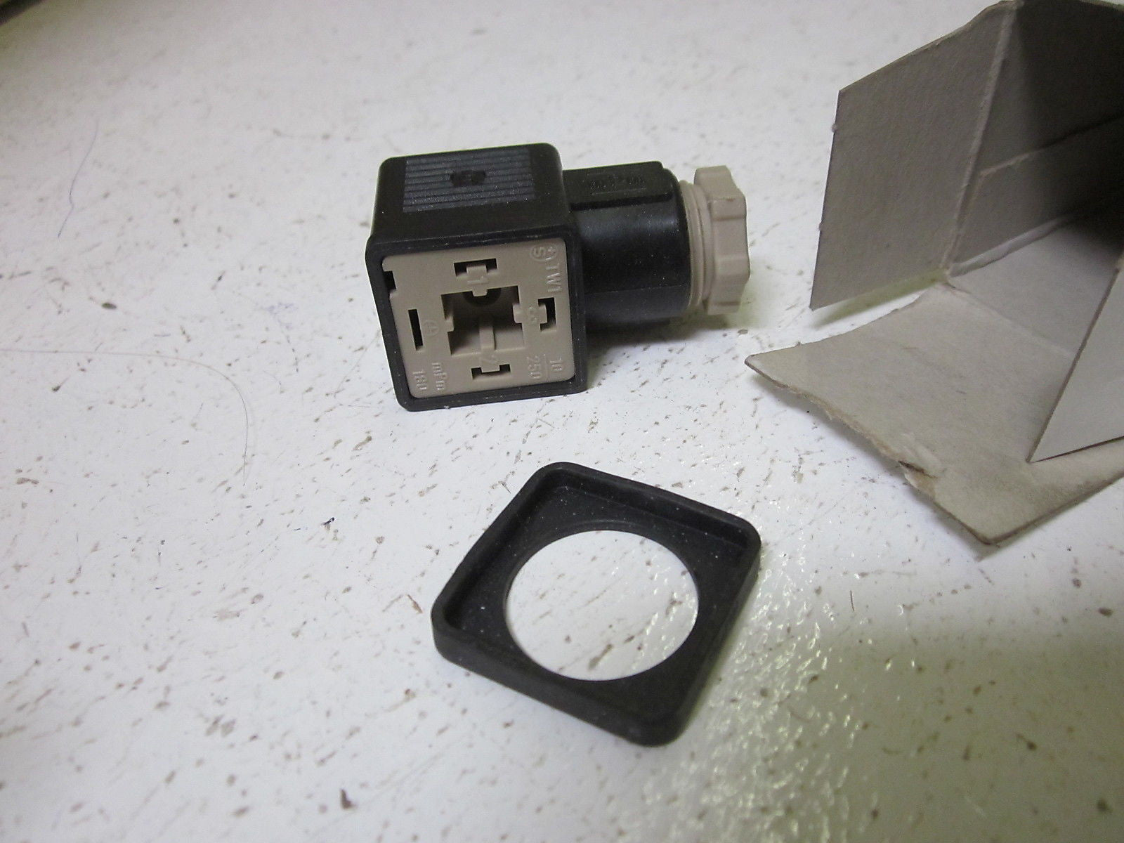 VICKERS 710775  RECEPTACLE *NEW IN BOX*