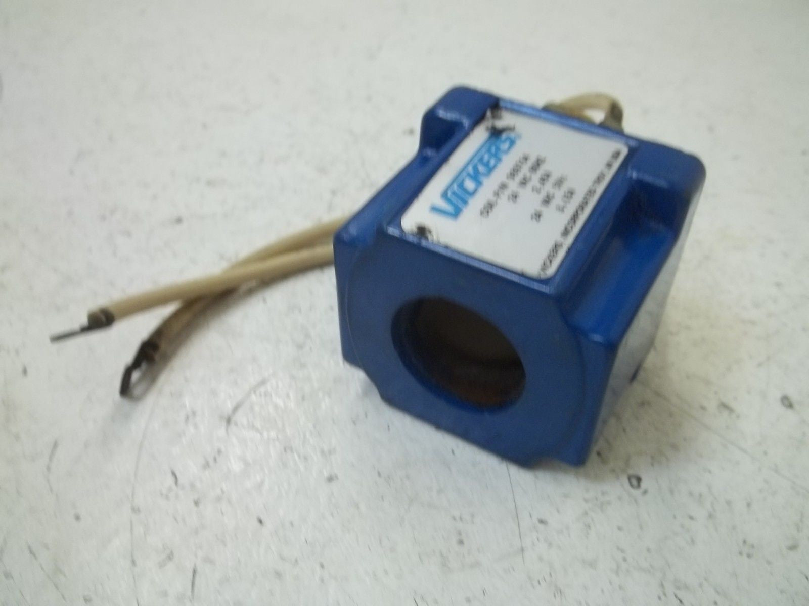 VICKERS 989764 SOLENOID COIL 24VDC 2.45A *USED*