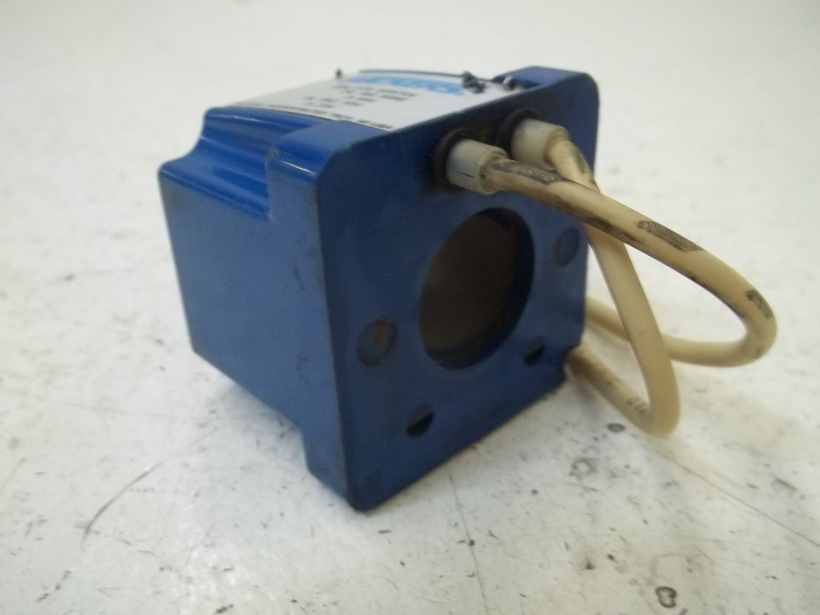 VICKERS 989764 SOLENOID COIL 24VDC 2.45A *USED*