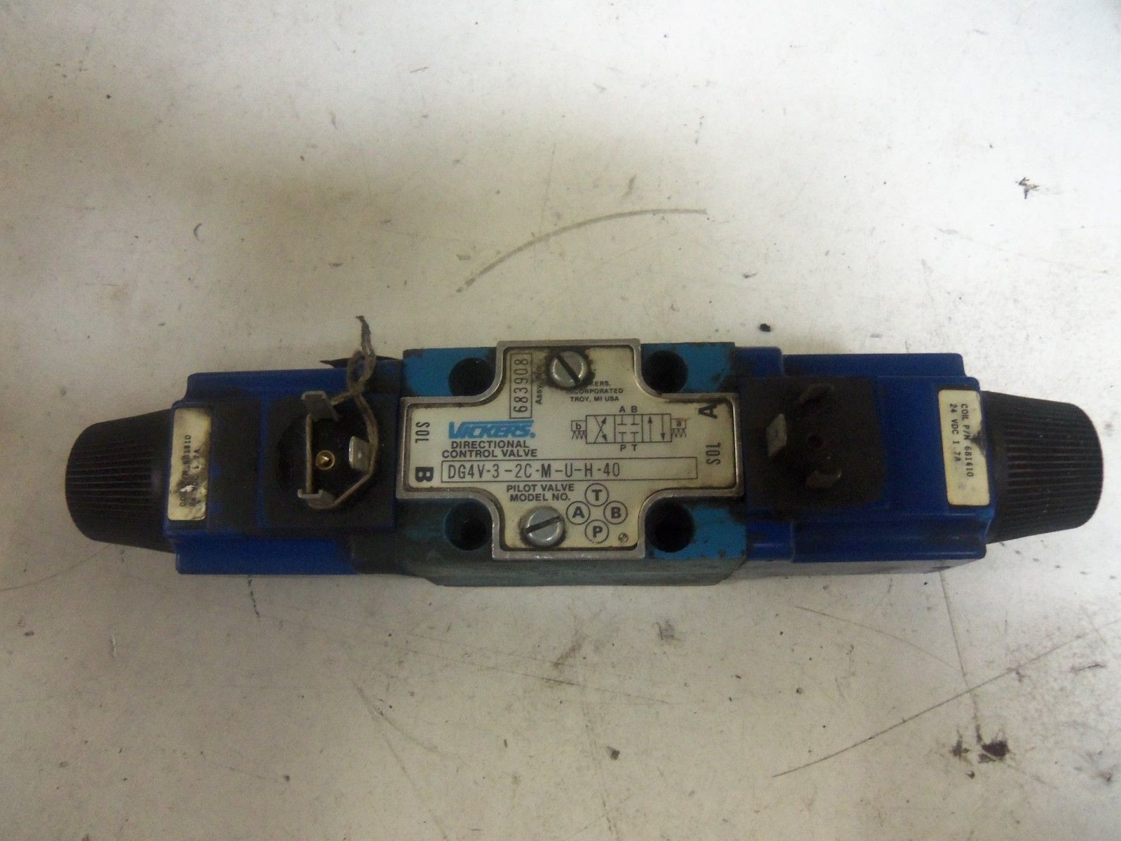 VICKERS DG4V-3-2C-M-U-H-40 SOLENOID OPERATED DIRECTIONAL VALVE *USED*
