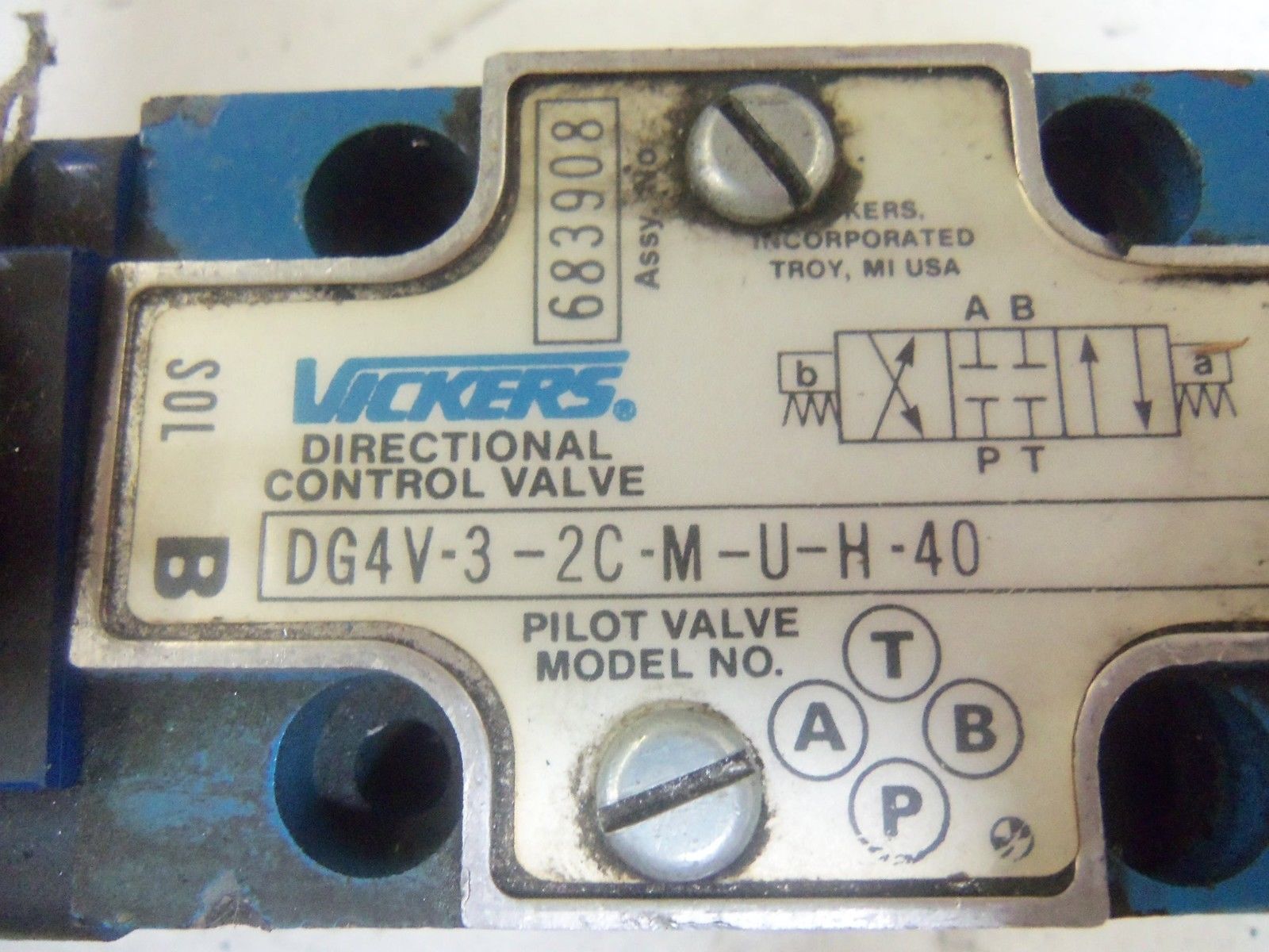 VICKERS DG4V-3-2C-M-U-H-40 SOLENOID OPERATED DIRECTIONAL VALVE *USED*