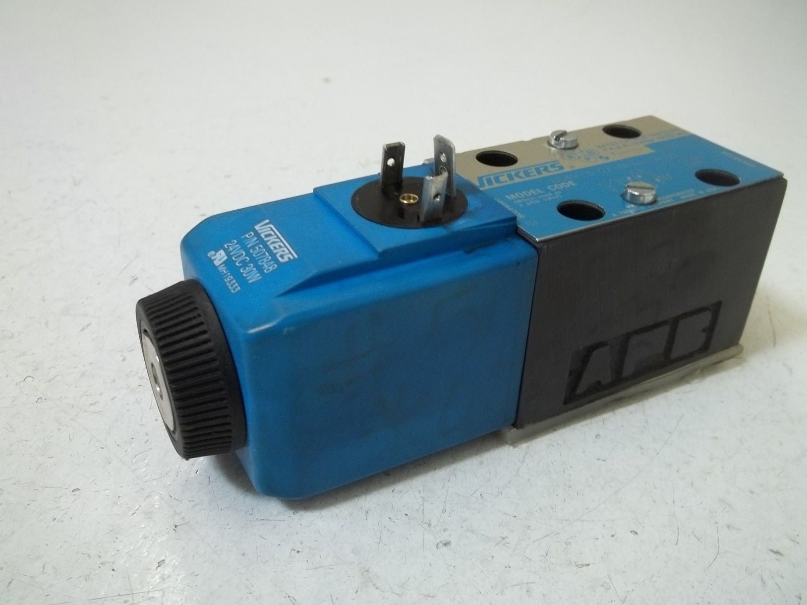 VICKERS DG4V-3-2A-M-U-H7-60 SOLENOID VALVE *NEW NO BOX*